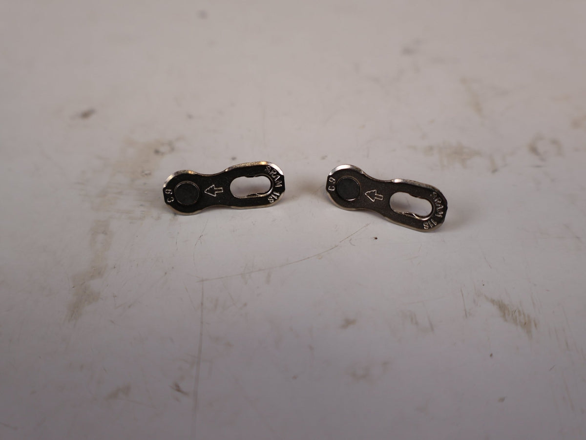 Kette von Sram, SRAM POWERLOCK KETTENSCHLOSS 11 FACH SILBER 1 PAAR vor USEDBIKES-OB.DE Hintergrund