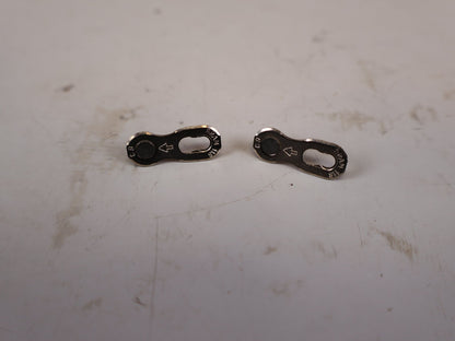 Kette von Sram, SRAM POWERLOCK KETTENSCHLOSS 11 FACH SILBER 1 PAAR vor USEDBIKES-OB.DE Hintergrund