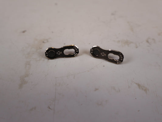 Kette von Sram, SRAM POWERLOCK KETTENSCHLOSS 11 FACH SILBER 1 PAAR vor USEDBIKES-OB.DE Hintergrund