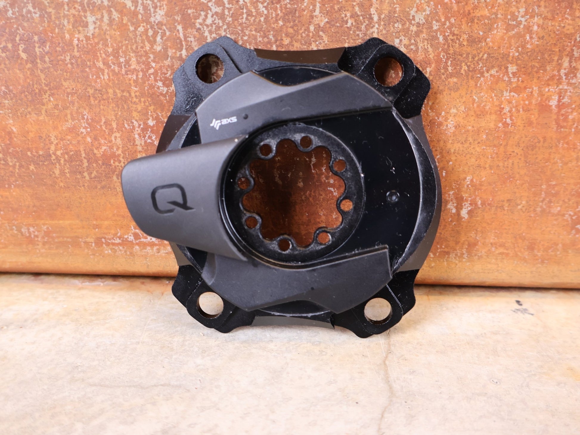 Powermeter von Sram, SRAM POWERMETER 8 - BOLT AXS SPIDER 107 BCD vor USEDBIKES - OB.DE Hintergrund