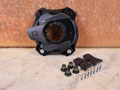 Powermeter von Sram, SRAM POWERMETER 8 - BOLT AXS SPIDER 107 BCD vor USEDBIKES - OB.DE Hintergrund