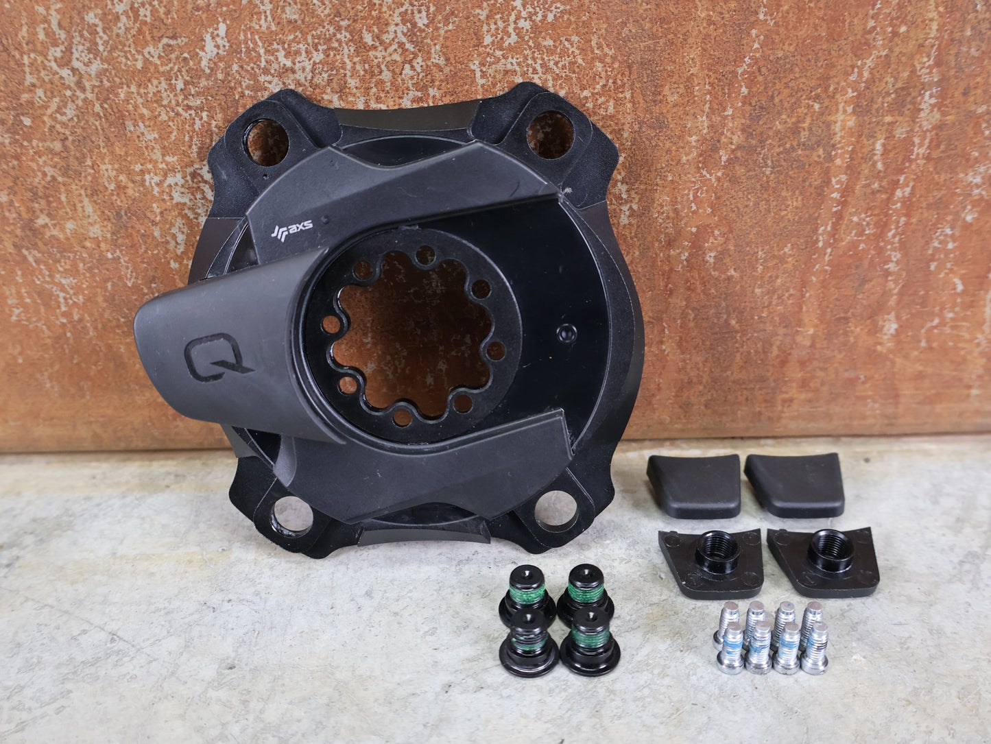 Powermeter von Sram, SRAM POWERMETER 8 - BOLT AXS SPIDER 107 BCD vor USEDBIKES - OB.DE Hintergrund