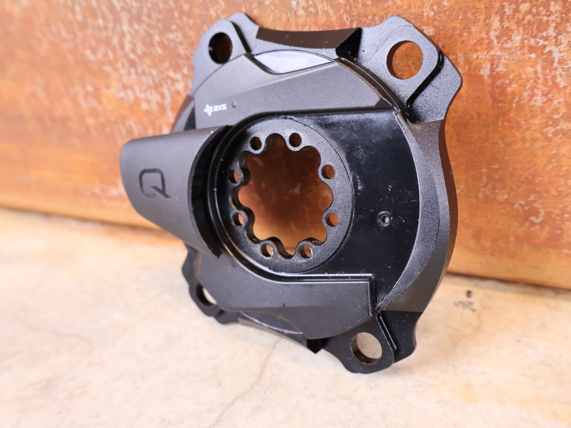 Powermeter von Sram, SRAM POWERMETER 8 - BOLT AXS SPIDER 107 BCD vor USEDBIKES - OB.DE Hintergrund