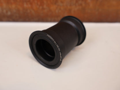 Innenlager von Sram, SRAM PRESSFIT 30 INNENLAGER / PF46 / 68 - 92MM / 30MM ACHSE / 00.6418.009.000 vor USEDBIKES - OB.DE Hintergrund