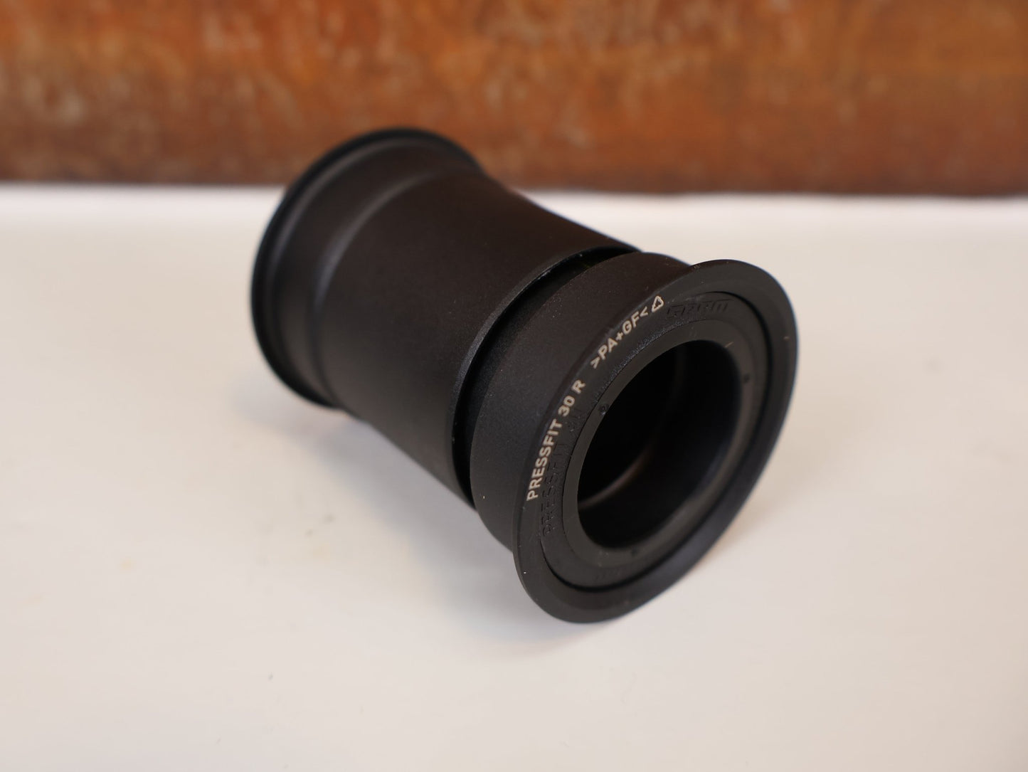 Innenlager von Sram, SRAM PRESSFIT 30 INNENLAGER / PF46 / 68 - 92MM / 30MM ACHSE / 00.6418.009.000 vor USEDBIKES - OB.DE Hintergrund