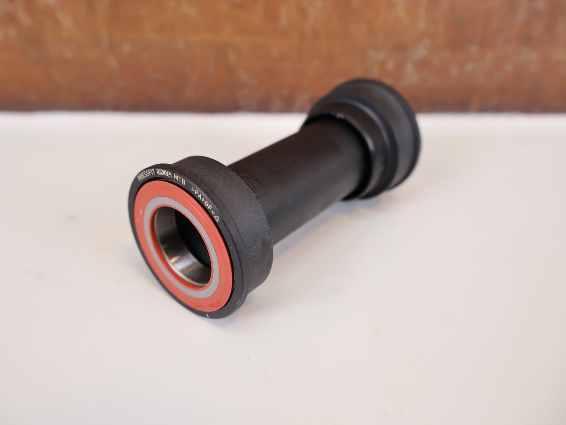 Innenlager von Sram, SRAM PRESSFIT BB92 GXP INNENLAGER / PF41 - 89,5/92MM / MTB / 00.6415.033.020 vor USEDBIKES - OB.DE Hintergrund