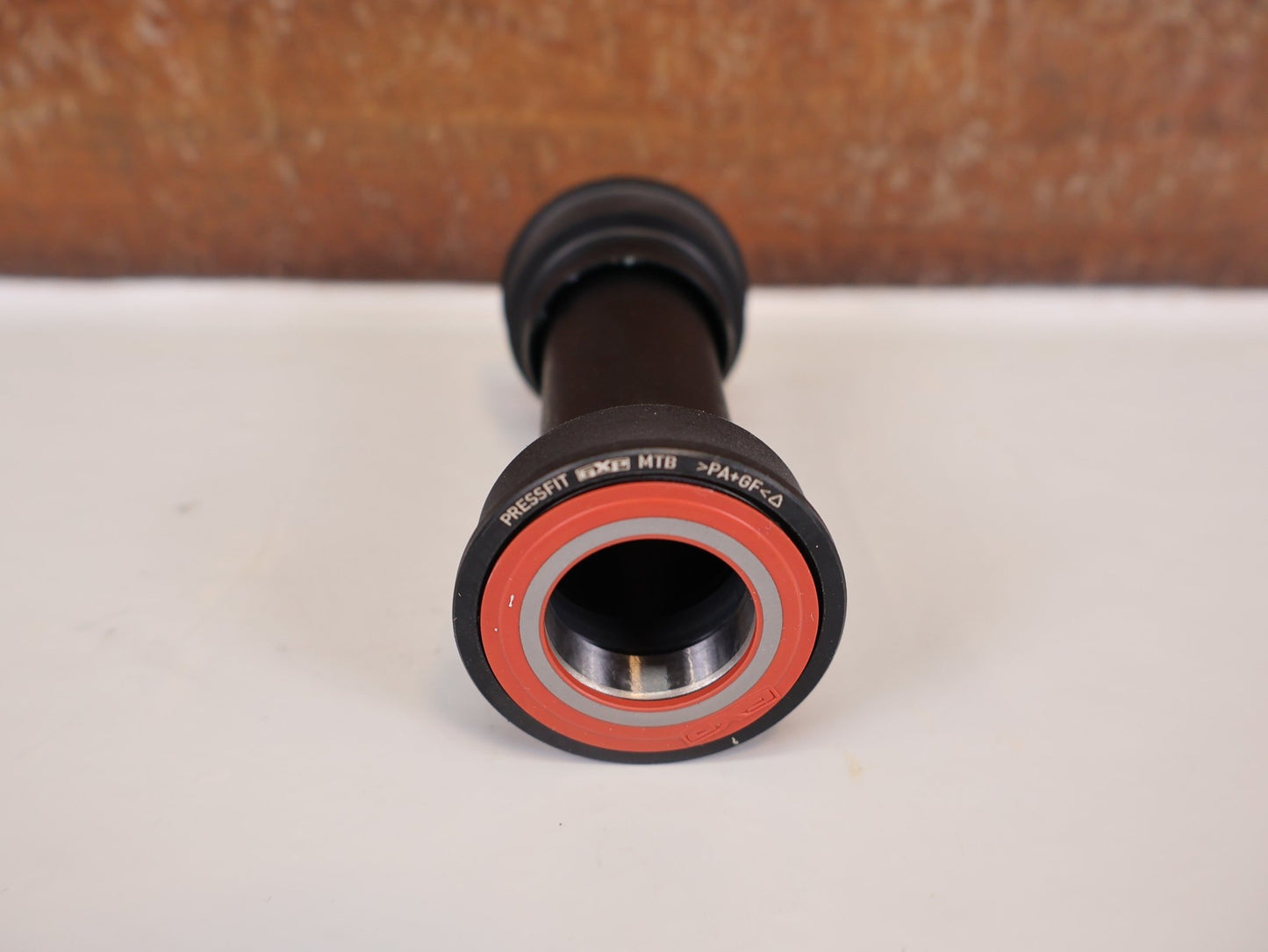 Innenlager von Sram, SRAM PRESSFIT BB92 GXP INNENLAGER / PF41 - 89,5/92MM / MTB / 00.6415.033.020 vor USEDBIKES - OB.DE Hintergrund