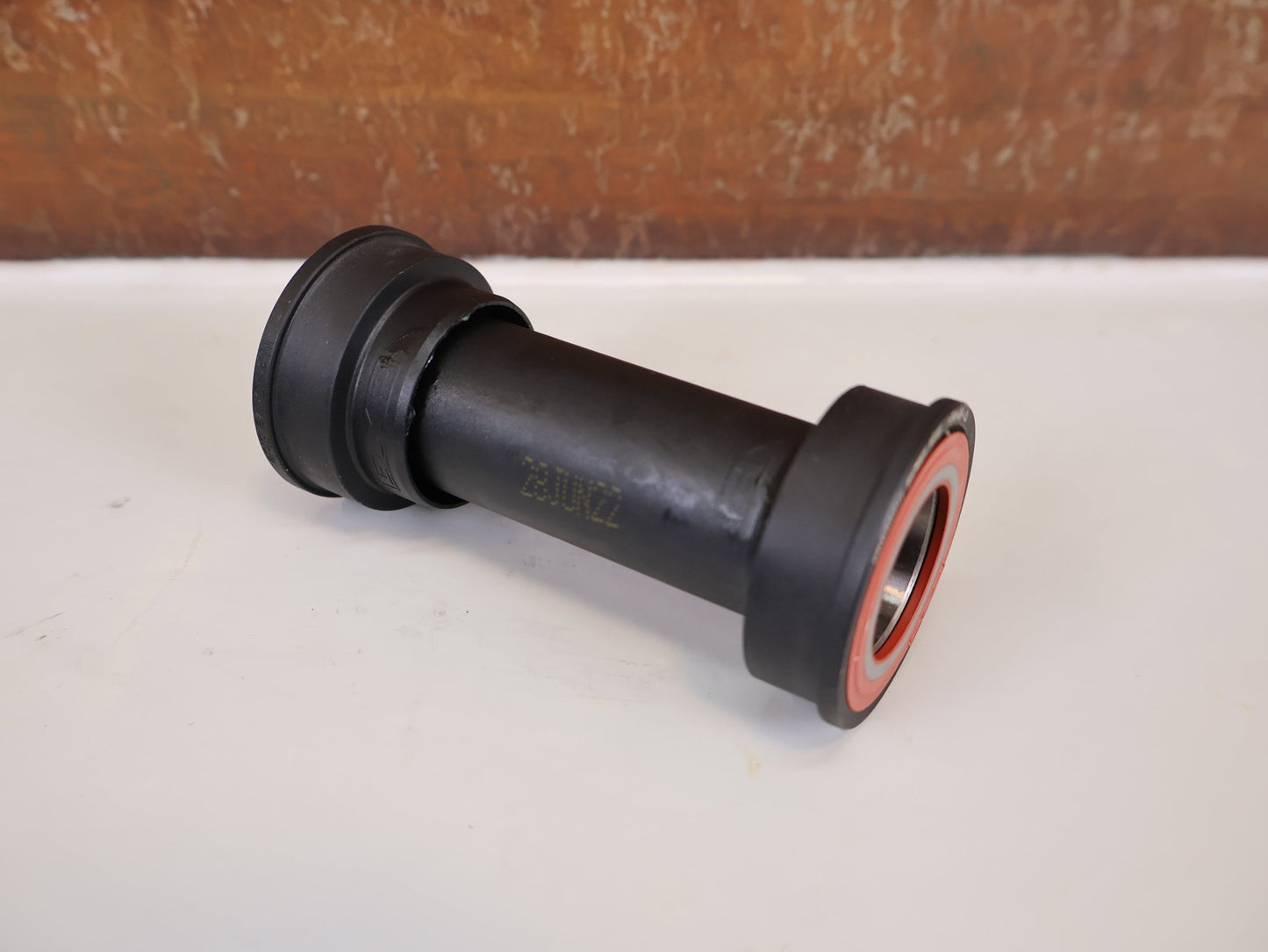 Innenlager von Sram, SRAM PRESSFIT BB92 GXP INNENLAGER / PF41 - 89,5/92MM / MTB / 00.6415.033.020 vor USEDBIKES - OB.DE Hintergrund