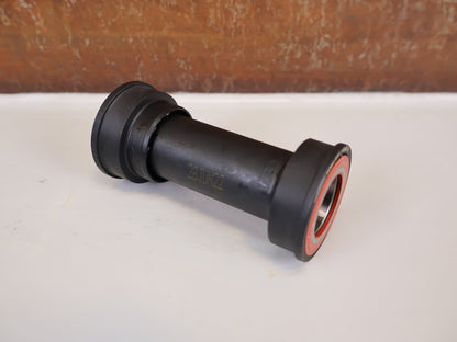 Innenlager von Sram, SRAM PRESSFIT BB92 GXP INNENLAGER / PF41 - 89,5/92MM / MTB / 00.6415.033.020 vor USEDBIKES - OB.DE Hintergrund