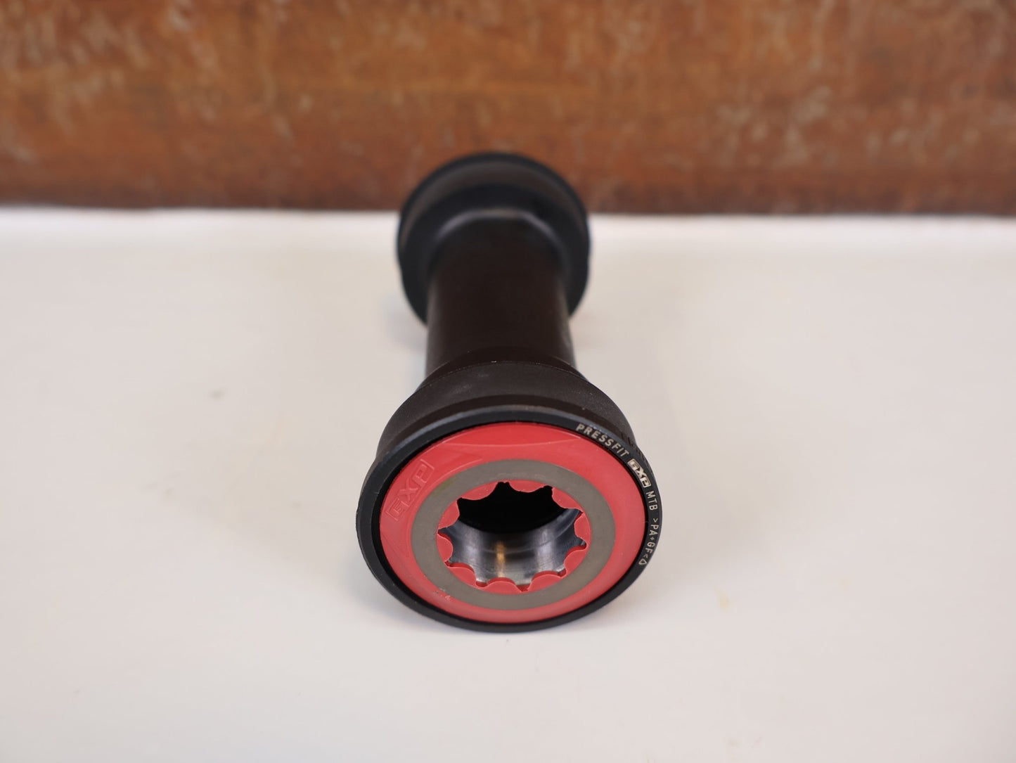 Innenlager von Sram, SRAM PRESSFIT BB92 GXP INNENLAGER / PF41 - 89,5/92MM / MTB / 00.6415.033.020 vor USEDBIKES - OB.DE Hintergrund