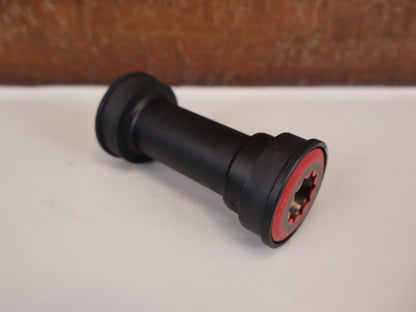 Innenlager von Sram, SRAM PRESSFIT BB92 GXP INNENLAGER / PF41 - 89,5/92MM / MTB / 00.6415.033.020 vor USEDBIKES - OB.DE Hintergrund