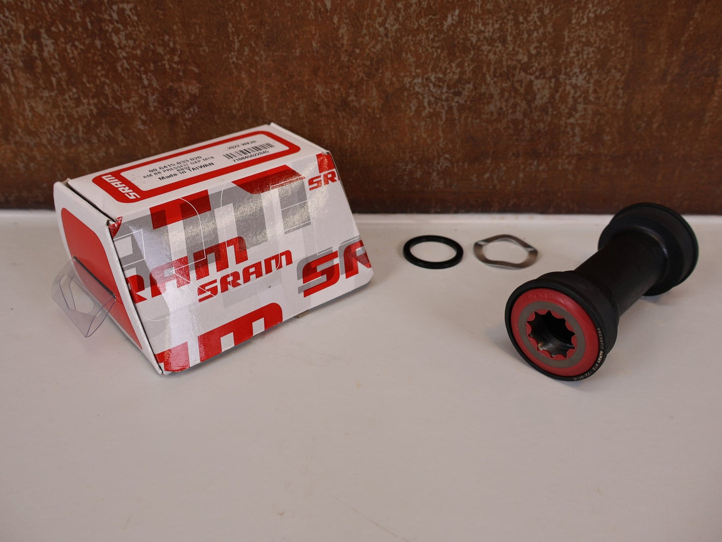 Innenlager von Sram, SRAM PRESSFIT BB92 GXP INNENLAGER / PF41 - 89,5/92MM / MTB / 00.6415.033.020 vor USEDBIKES - OB.DE Hintergrund