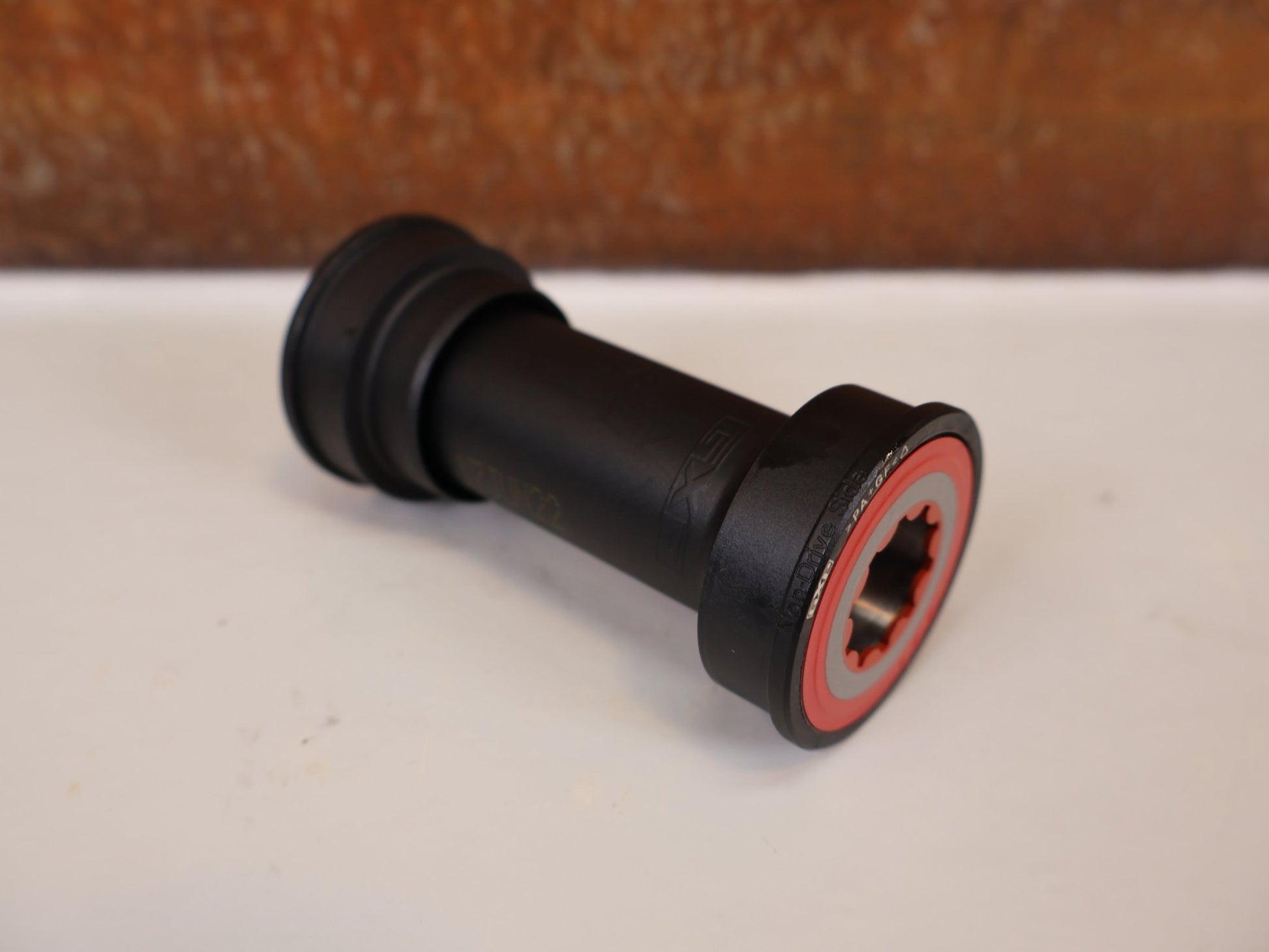 Innenlager von Sram, SRAM PRESSFIT GXP INNENLAGER / PF41 - 86,5 / ROAD / 00.6415.033.000 vor USEDBIKES - OB.DE Hintergrund