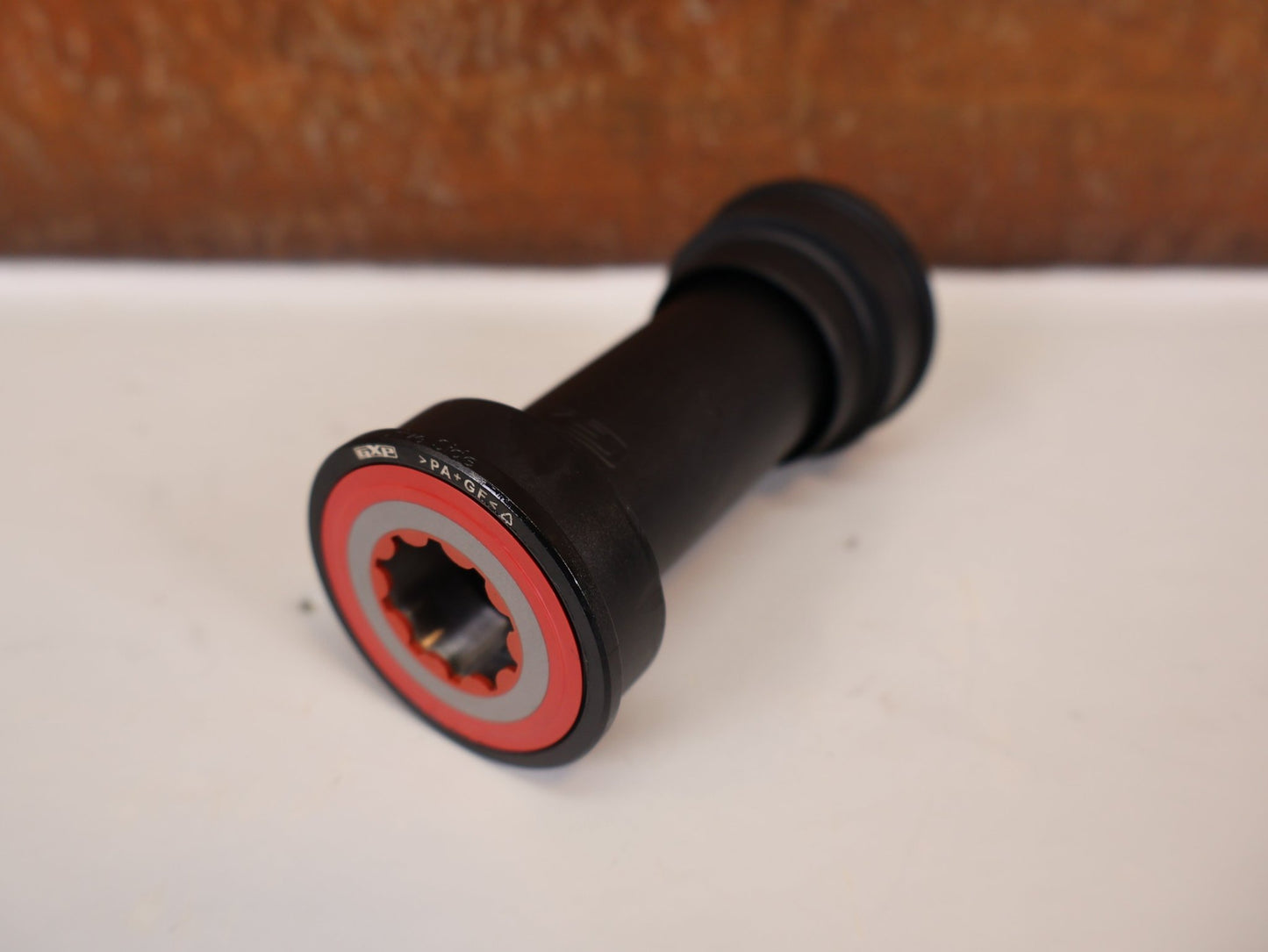 Innenlager von Sram, SRAM PRESSFIT GXP INNENLAGER / PF41 - 86,5 / ROAD / 00.6415.033.000 vor USEDBIKES - OB.DE Hintergrund