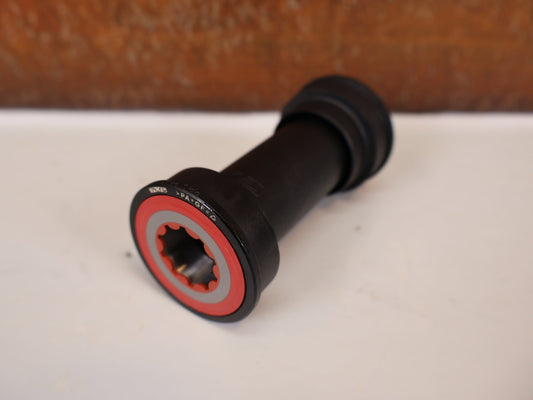 Innenlager von Sram, SRAM PRESSFIT GXP INNENLAGER / PF41 - 86,5 / ROAD / 00.6415.033.000 vor USEDBIKES - OB.DE Hintergrund
