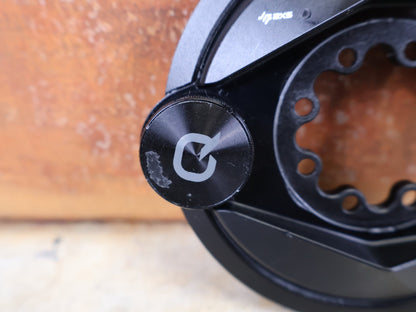 Powermeter von Sram, SRAM QUARQ POWER METER SPIDER AXS – XX / XX SL – 8 - LOCH – 55 MM KETTENLINIE vor USEDBIKES - OB.DE Hintergrund