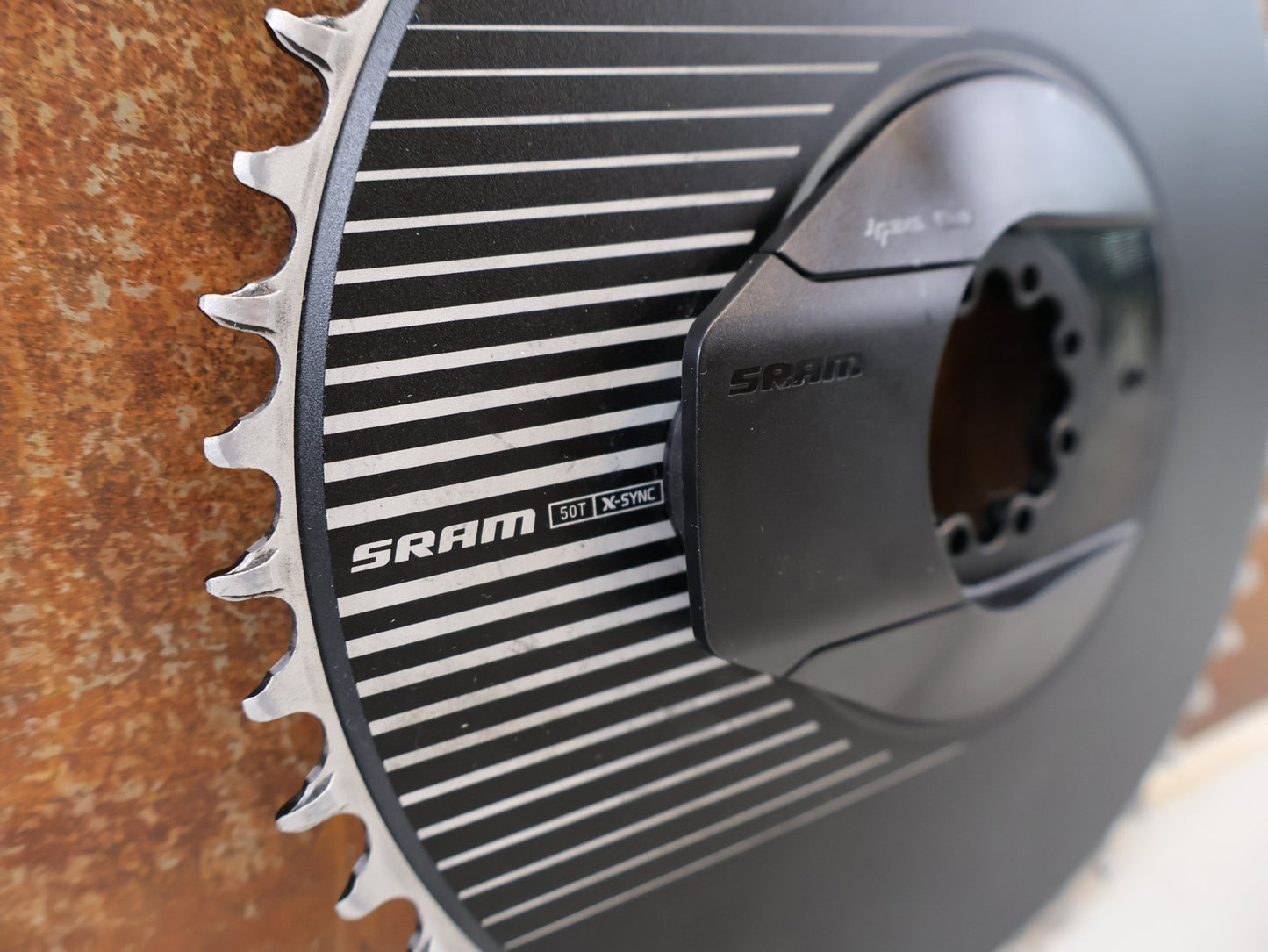 Powermeter von Sram, SRAM RED AXS AERO POWERMETER KIT / 1-FACH ROAD 50 ZÄHNE DIRECT MOUNT vor USEDBIKES-OB.DE Hintergrund