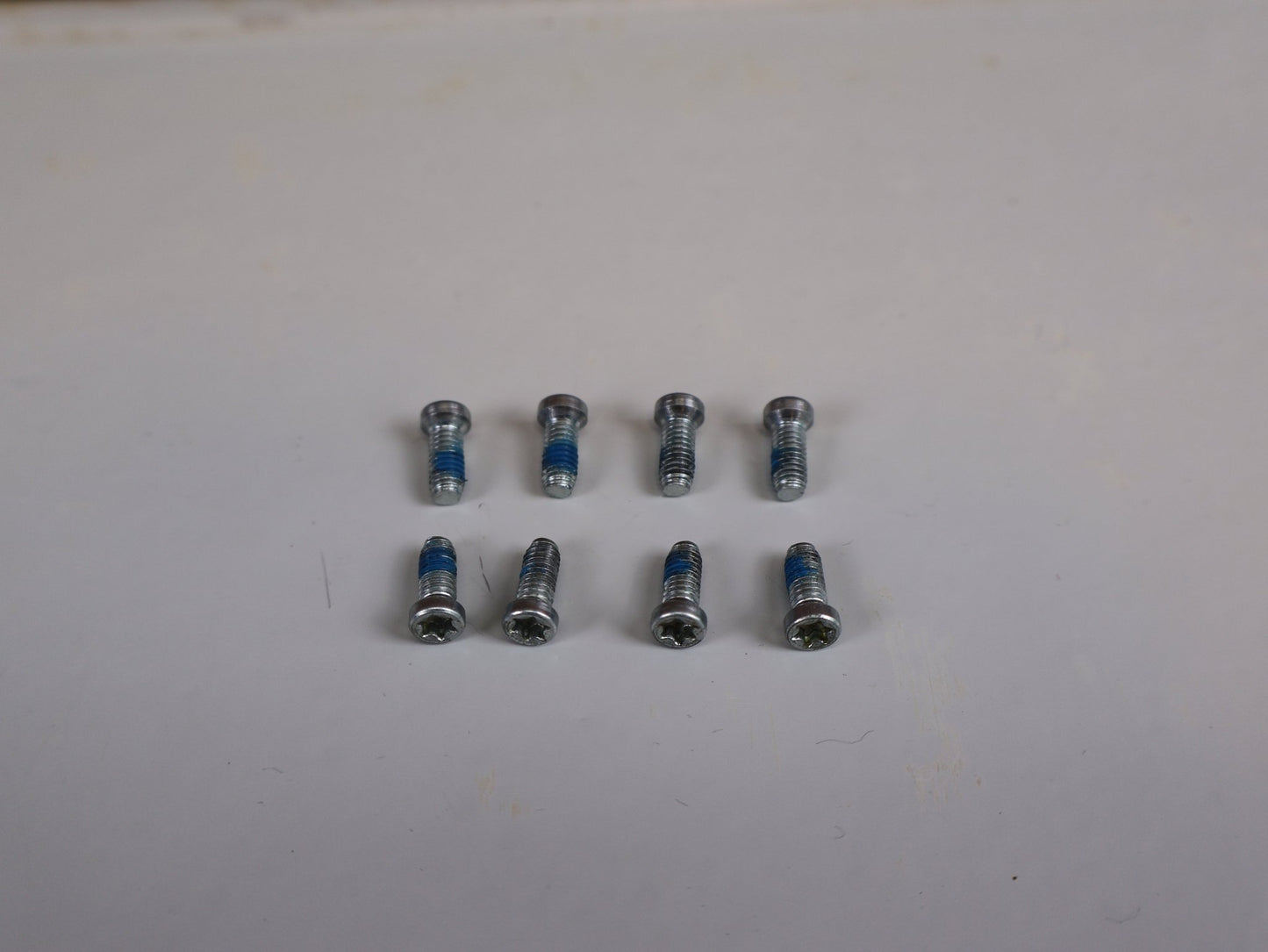 Kurbel von Sram, SRAM RED AXS D1 CARBON KURBELARME / 175 MM / 8 - BOLT / DUB vor USEDBIKES - OB.DE Hintergrund