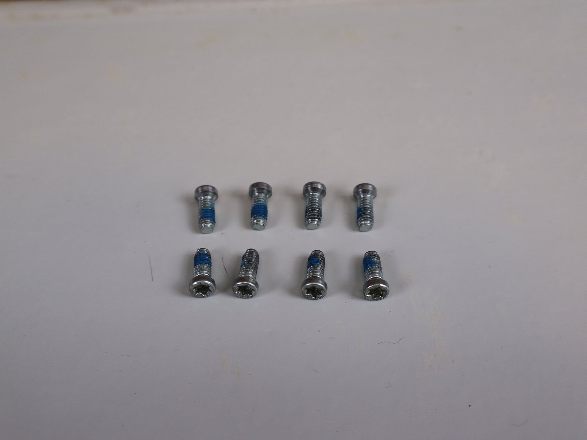 Kurbel von Sram, SRAM RED AXS D1 CARBON KURBELARME / 175 MM / 8 - BOLT / DUB vor USEDBIKES - OB.DE Hintergrund