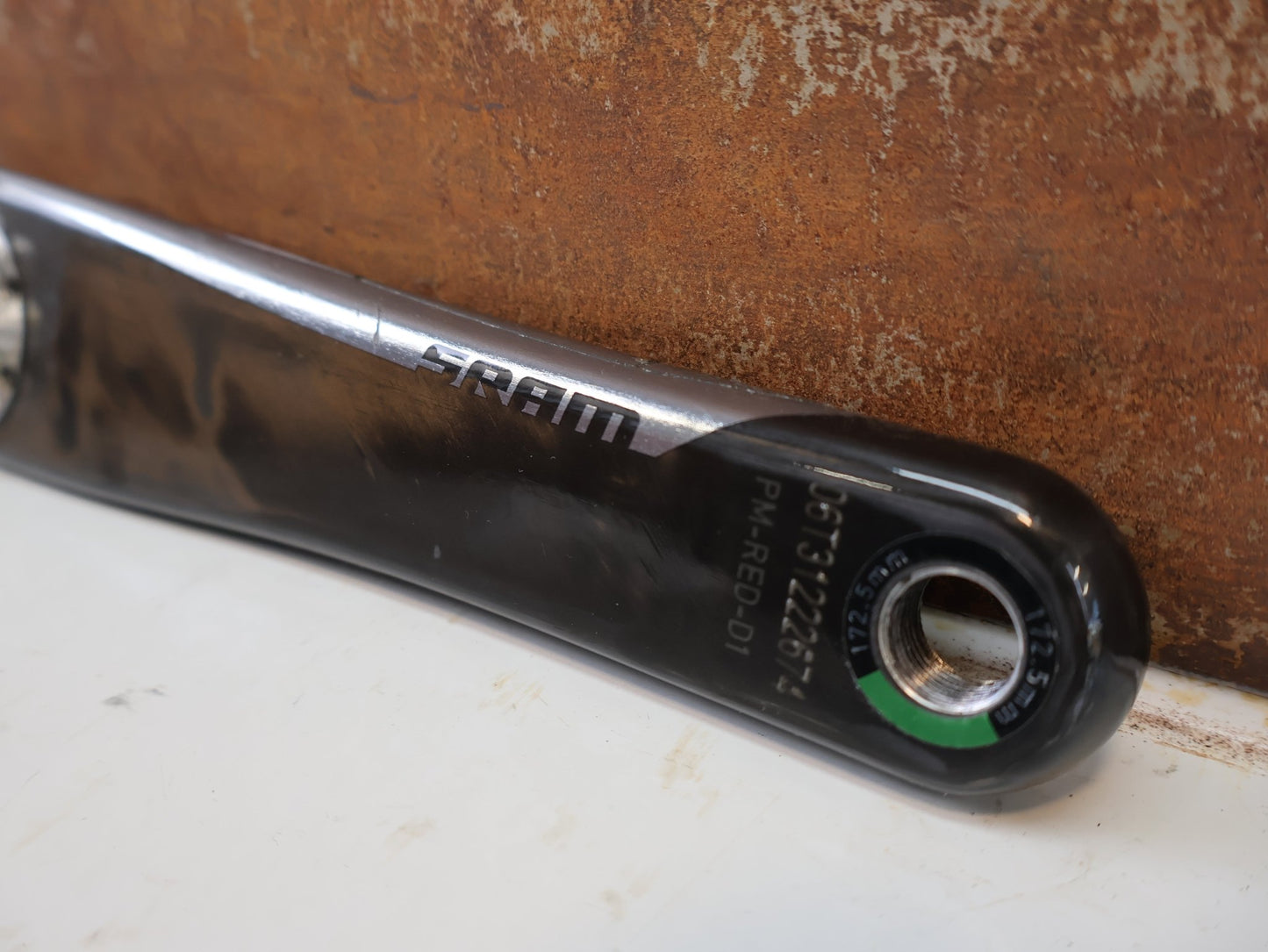 Kurbel von Sram, SRAM RED AXS D1 CARBON ROAD KURBELARME 172,5MM DUB / 8-BOLT vor USEDBIKES-OB.DE Hintergrund