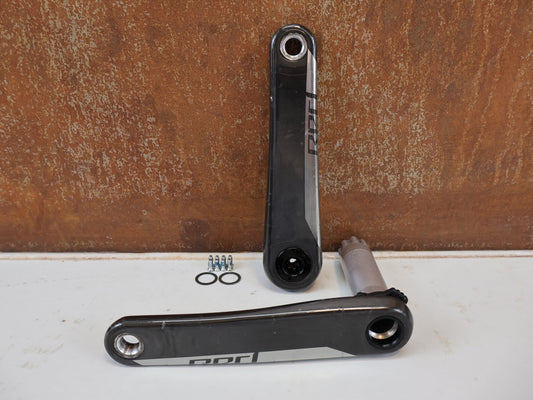 Kurbel von Sram, SRAM RED AXS D1 CARBON ROAD KURBELARME 172,5MM DUB / 8-BOLT vor USEDBIKES-OB.DE Hintergrund