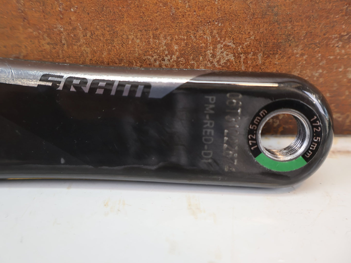 Kurbel von Sram, SRAM RED AXS D1 CARBON ROAD KURBELARME 172,5MM DUB / 8-BOLT vor USEDBIKES-OB.DE Hintergrund