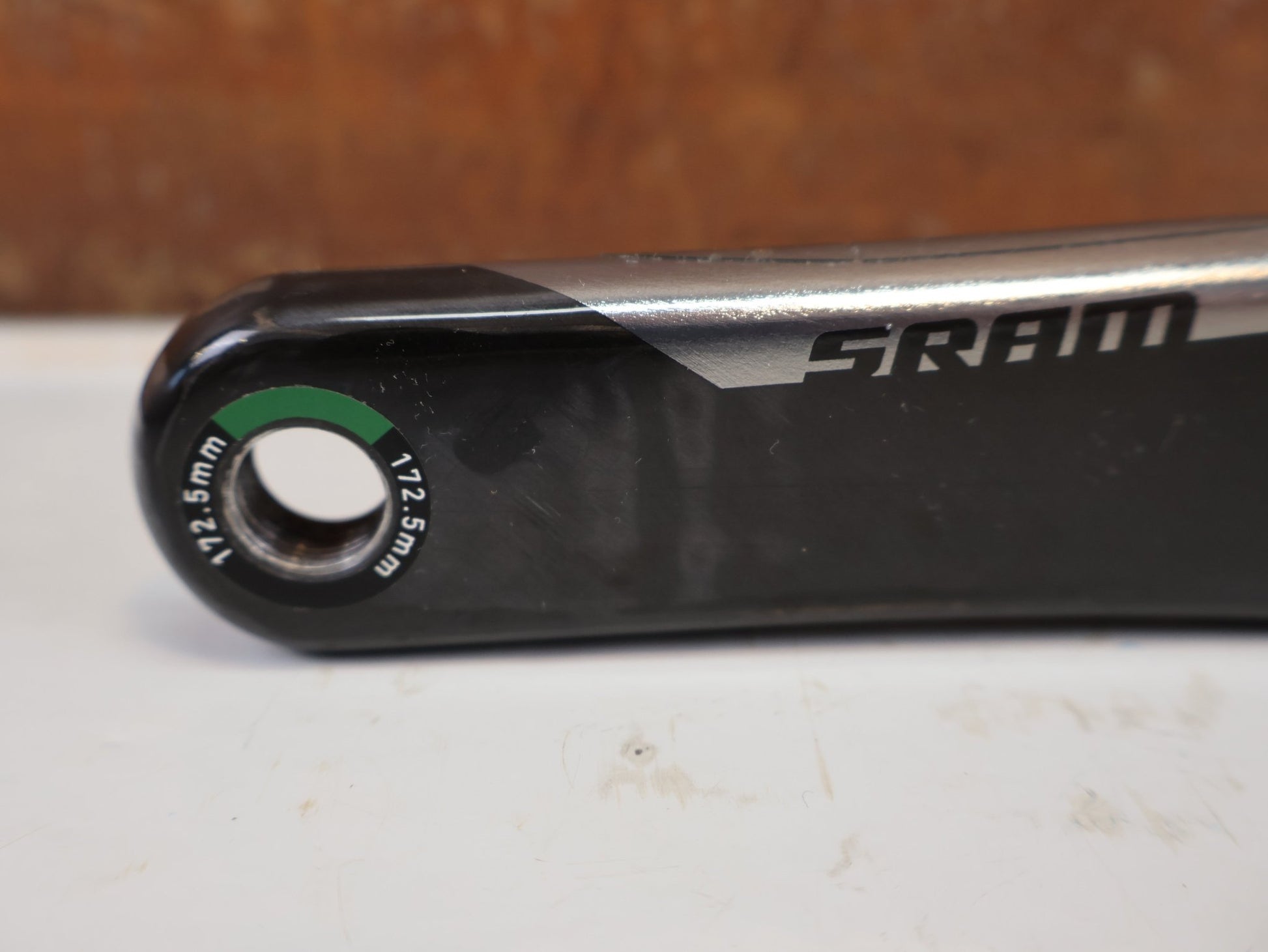Kurbel von Sram, SRAM RED AXS D1 CARBON ROAD KURBELARME 172,5MM DUB / 8-BOLT vor USEDBIKES-OB.DE Hintergrund