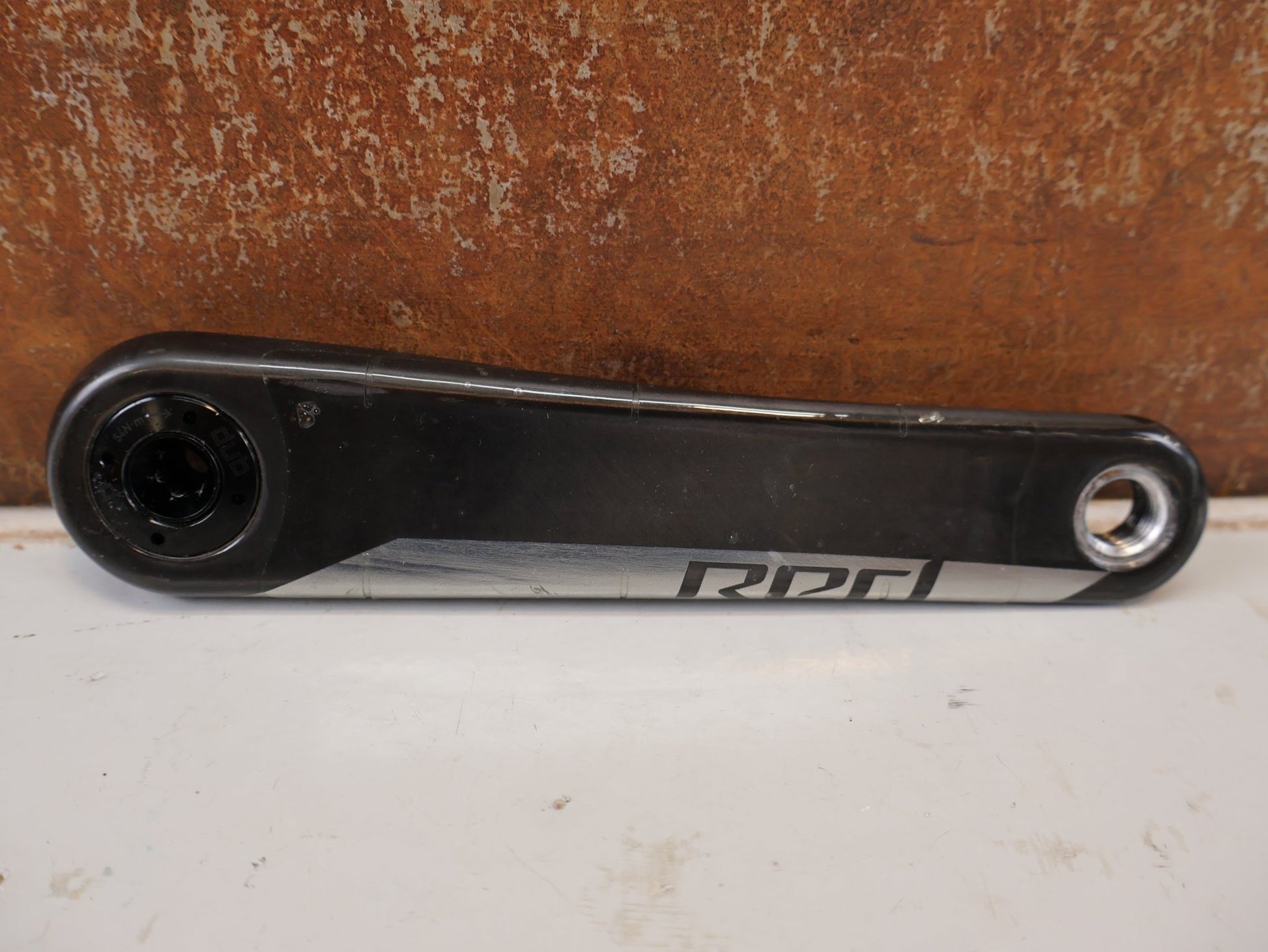 Kurbel von Sram, SRAM RED AXS D1 CARBON ROAD KURBELARME 172,5MM DUB / 8-BOLT vor USEDBIKES-OB.DE Hintergrund