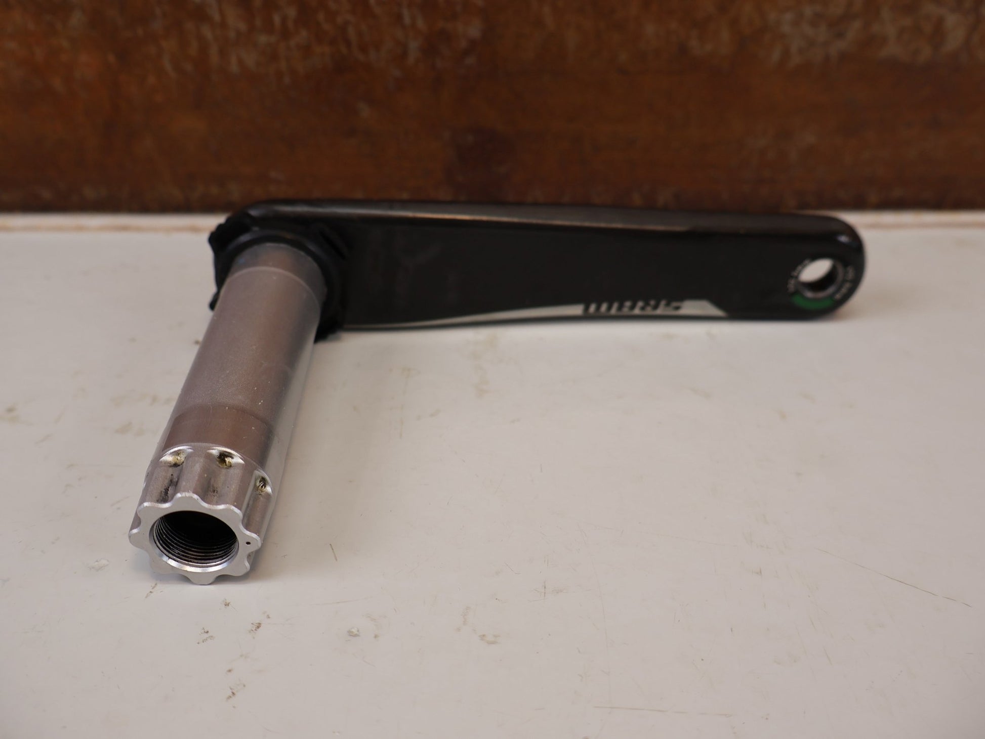 Kurbel von Sram, SRAM RED AXS D1 CARBON ROAD KURBELARME 172,5MM DUB / 8-BOLT vor USEDBIKES-OB.DE Hintergrund