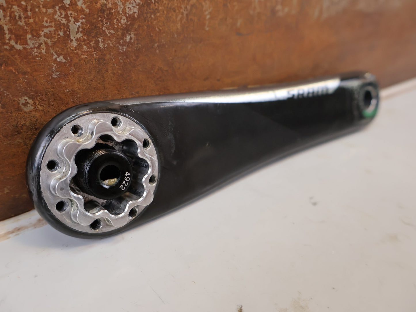 Kurbel von Sram, SRAM RED AXS D1 CARBON ROAD KURBELARME 172,5MM DUB / 8-BOLT vor USEDBIKES-OB.DE Hintergrund