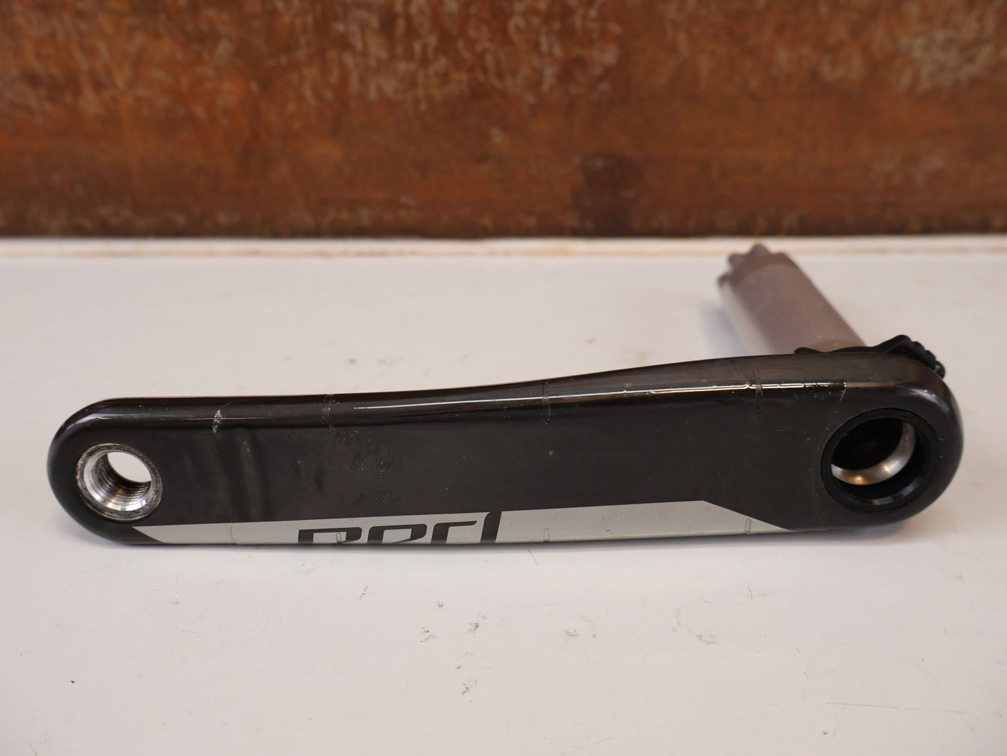 Kurbel von Sram, SRAM RED AXS D1 CARBON ROAD KURBELARME 172,5MM DUB / 8-BOLT vor USEDBIKES-OB.DE Hintergrund