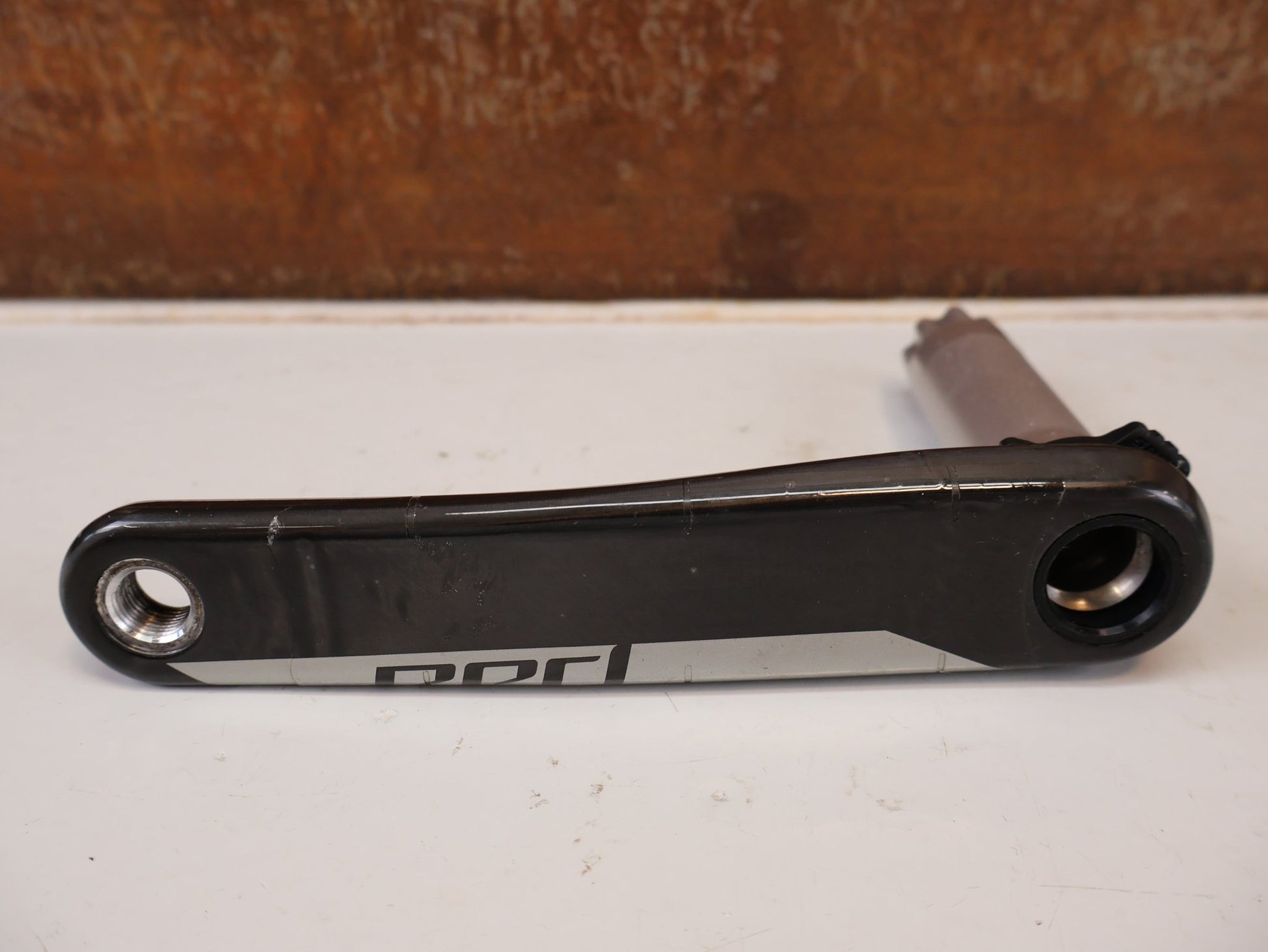 Kurbel von Sram, SRAM RED AXS D1 CARBON ROAD KURBELARME 172,5MM DUB / 8-BOLT vor USEDBIKES-OB.DE Hintergrund