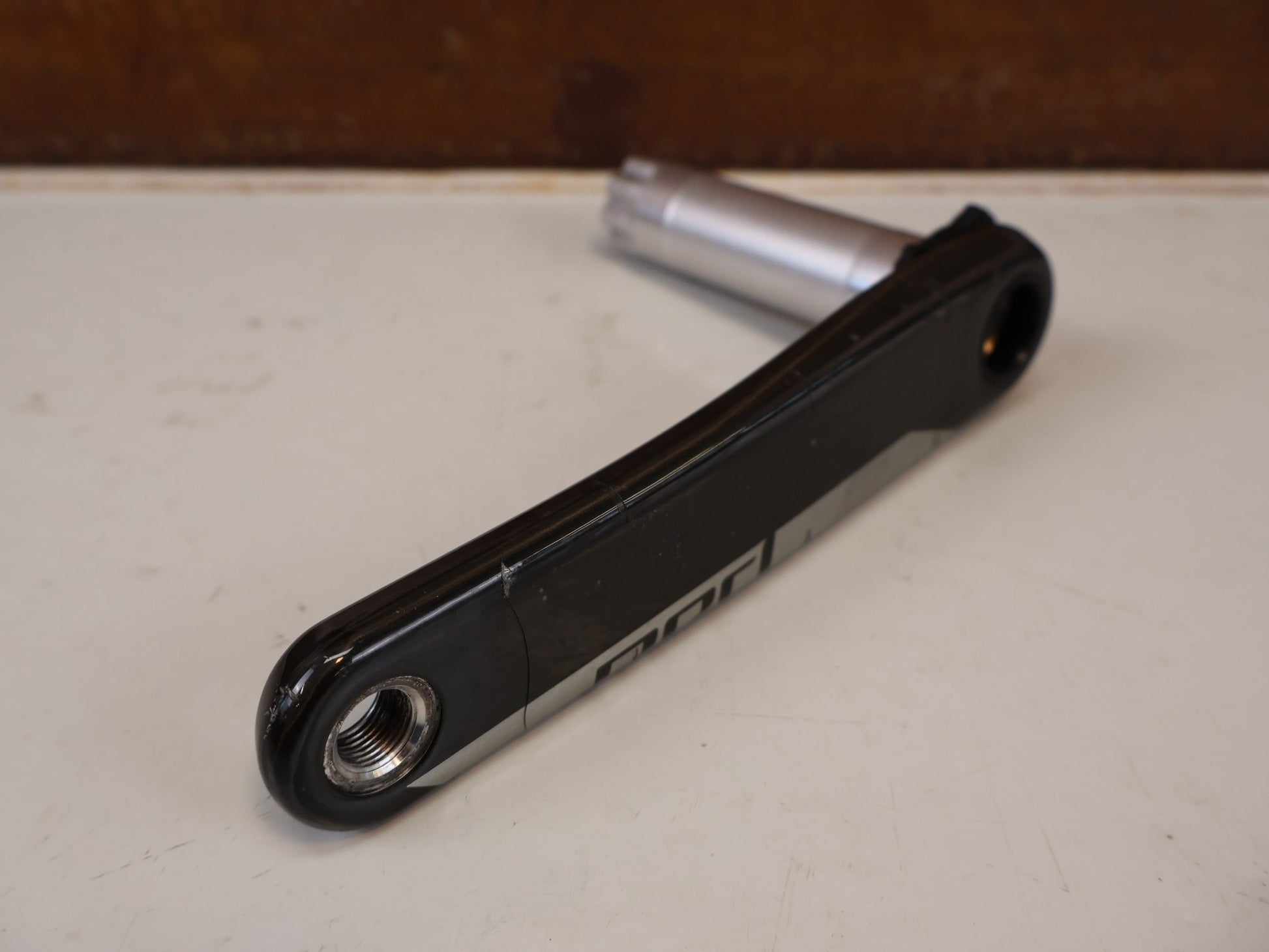 Kurbel von Sram, SRAM RED AXS D1 CARBON ROAD KURBELARME 172,5MM DUB / 8-BOLT vor USEDBIKES-OB.DE Hintergrund