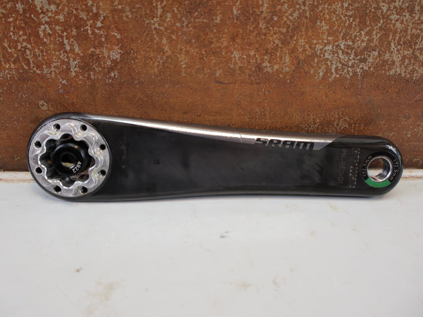 Kurbel von Sram, SRAM RED AXS D1 CARBON ROAD KURBELARME 172,5MM DUB / 8-BOLT vor USEDBIKES-OB.DE Hintergrund