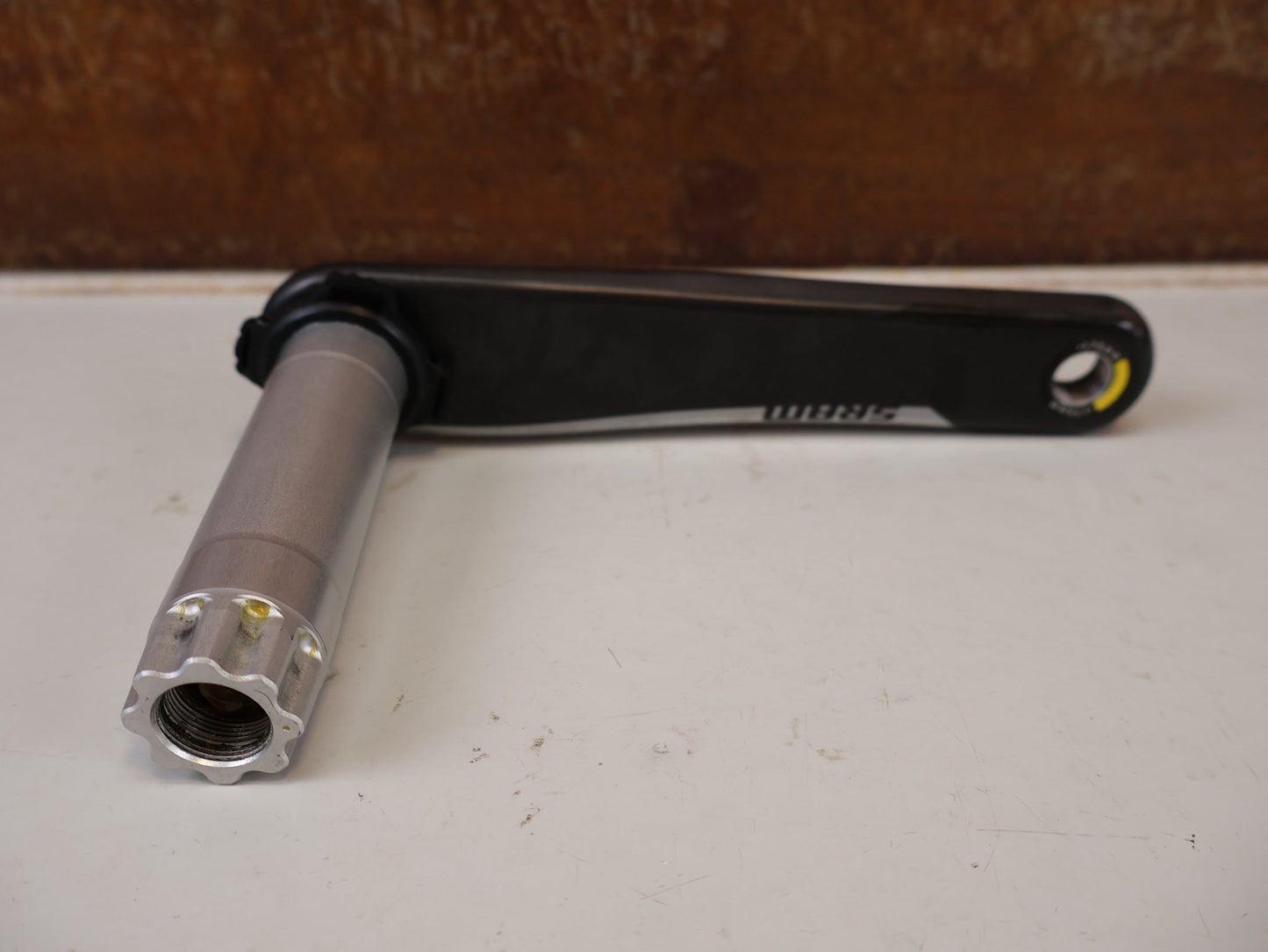 Kurbel von Sram, SRAM RED AXS D1 CARBON ROAD KURBELARME 8-BOLT DUB / 175MM vor USEDBIKES-OB.DE Hintergrund