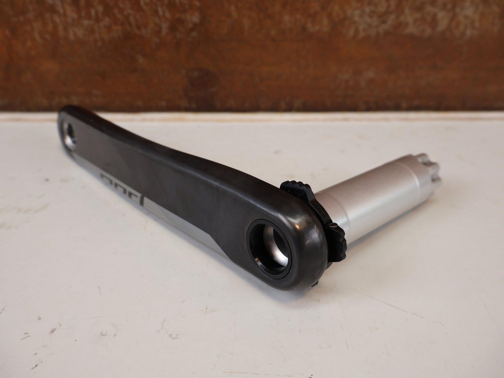 Kurbel von Sram, SRAM RED AXS D1 CARBON ROAD KURBELARME 8-BOLT DUB / 175MM vor USEDBIKES-OB.DE Hintergrund
