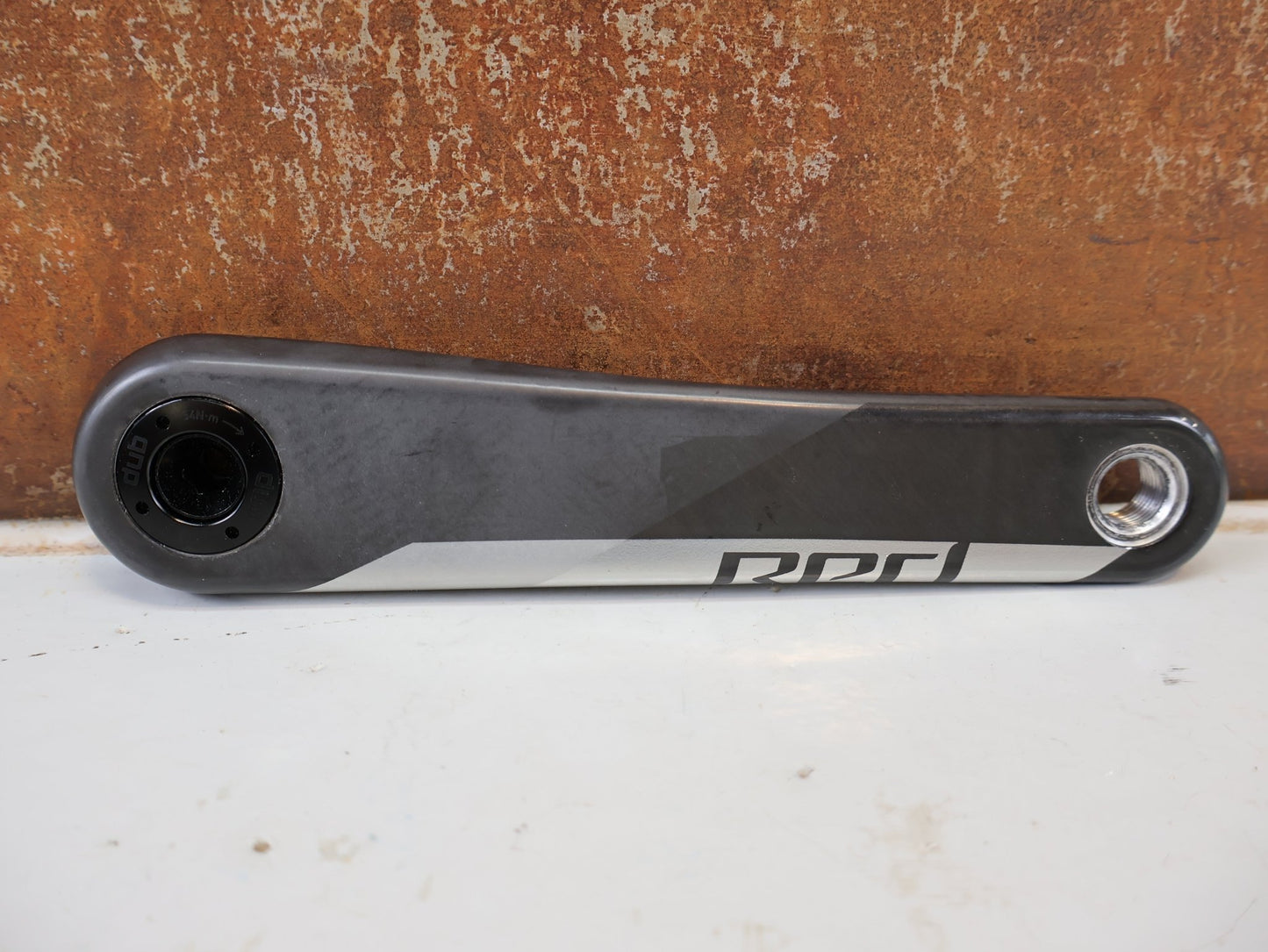 Kurbel von Sram, SRAM RED AXS D1 CARBON ROAD KURBELARME 8-BOLT DUB / 175MM vor USEDBIKES-OB.DE Hintergrund