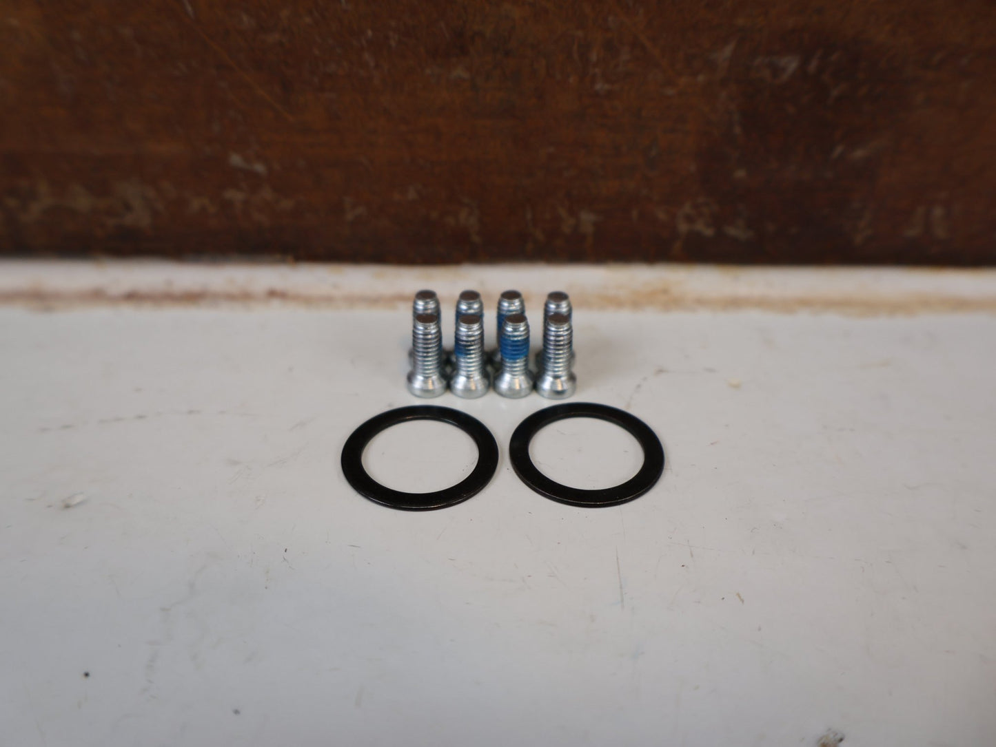 Kurbel von Sram, SRAM RED AXS D1 CARBON ROAD KURBELARME 8-BOLT DUB / 175MM vor USEDBIKES-OB.DE Hintergrund