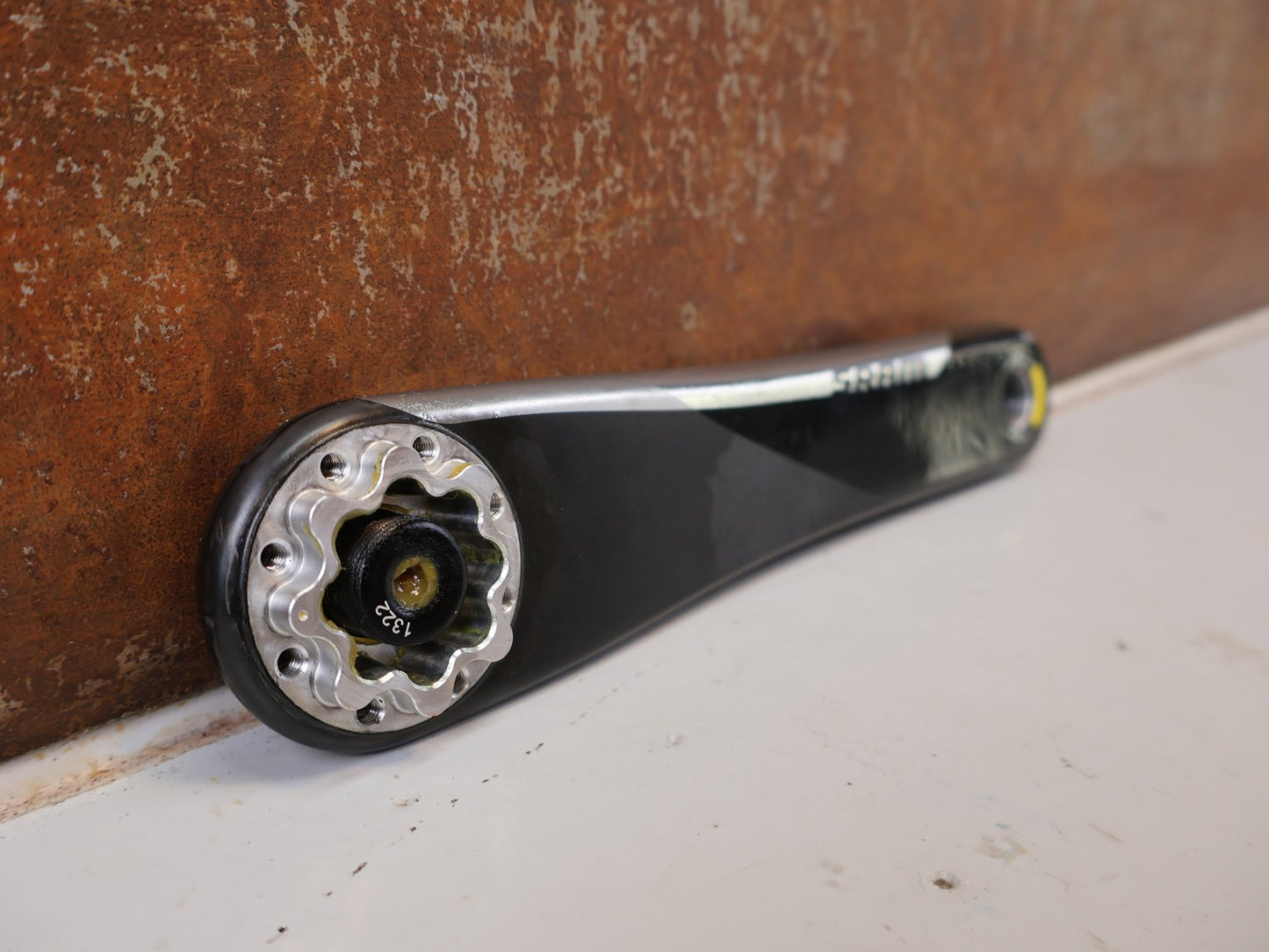 Kurbel von Sram, SRAM RED AXS D1 CARBON ROAD KURBELARME 8-BOLT DUB / 175MM vor USEDBIKES-OB.DE Hintergrund