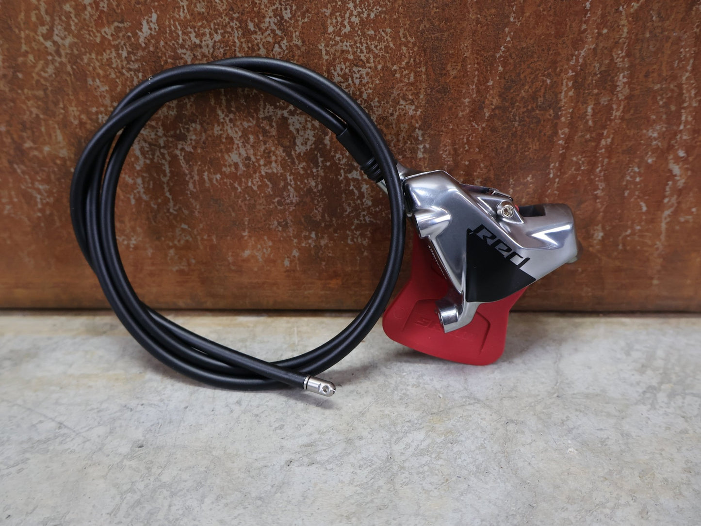 Bremse von Sram, SRAM – RED AXS D1 FLATMOUNT 2 - PIECE BREMSSATTEL / 2 - KOLBEN / 900 MM LEITUNG vor USEDBIKES - OB.DE Hintergrund