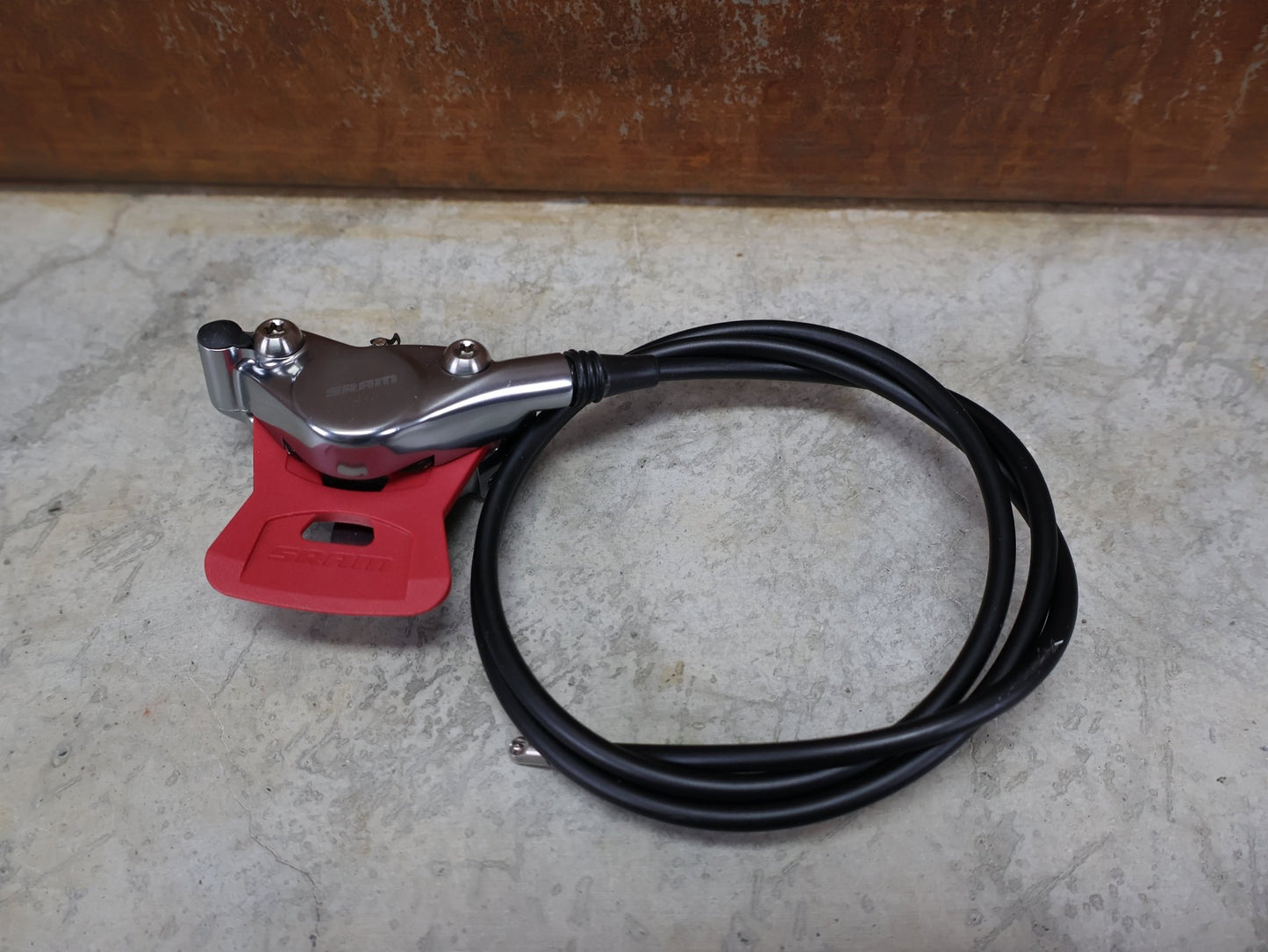 Bremse von Sram, SRAM – RED AXS D1 FLATMOUNT 2 - PIECE BREMSSATTEL / 2 - KOLBEN / 900 MM LEITUNG vor USEDBIKES - OB.DE Hintergrund