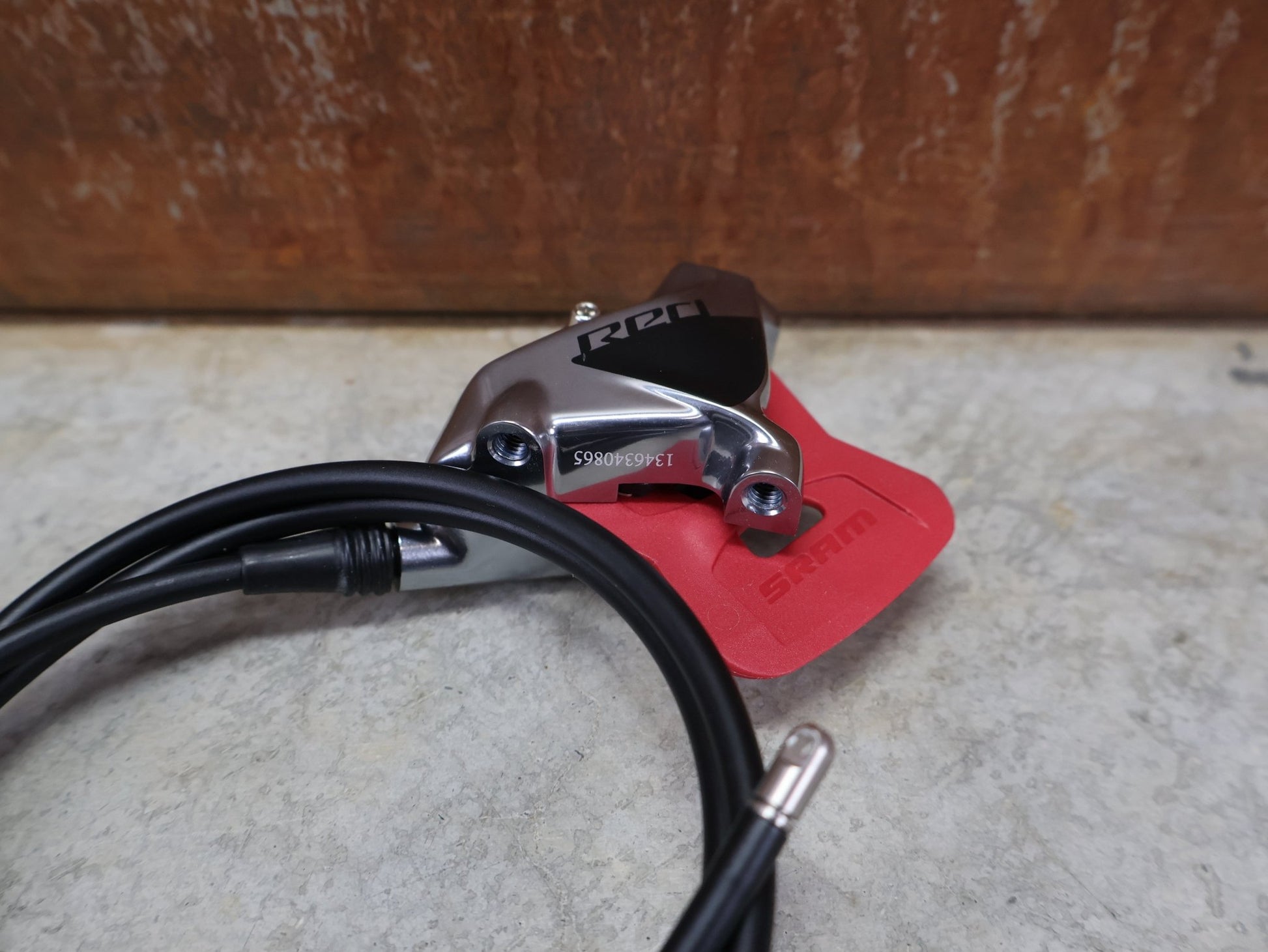 Bremse von Sram, SRAM – RED AXS D1 FLATMOUNT 2 - PIECE BREMSSATTEL / 2 - KOLBEN / 900 MM LEITUNG vor USEDBIKES - OB.DE Hintergrund