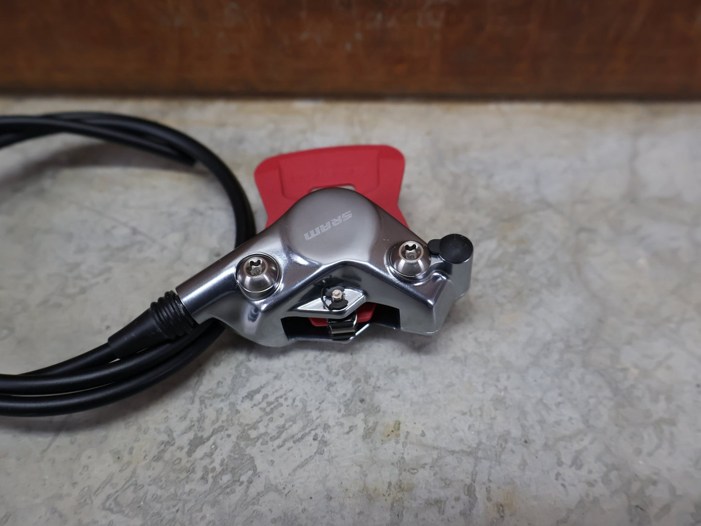 Bremse von Sram, SRAM – RED AXS D1 FLATMOUNT 2 - PIECE BREMSSATTEL / 2 - KOLBEN / 900 MM LEITUNG vor USEDBIKES - OB.DE Hintergrund