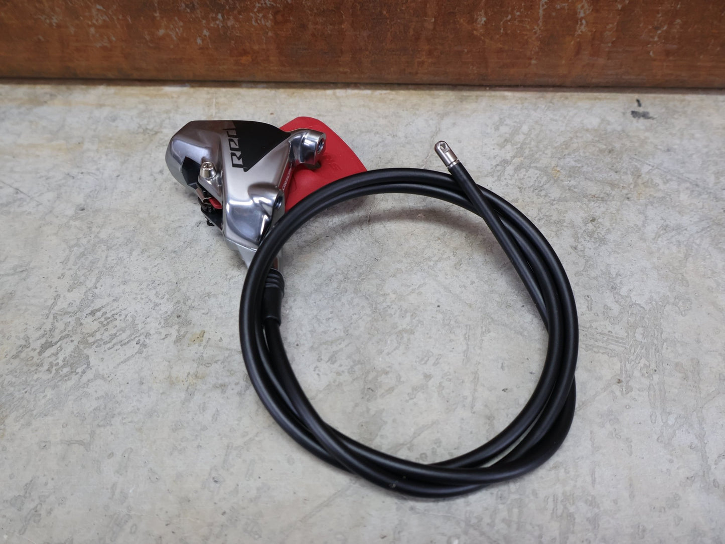 Bremse von Sram, SRAM – RED AXS D1 FLATMOUNT 2 - PIECE BREMSSATTEL / 2 - KOLBEN / 900 MM LEITUNG vor USEDBIKES - OB.DE Hintergrund