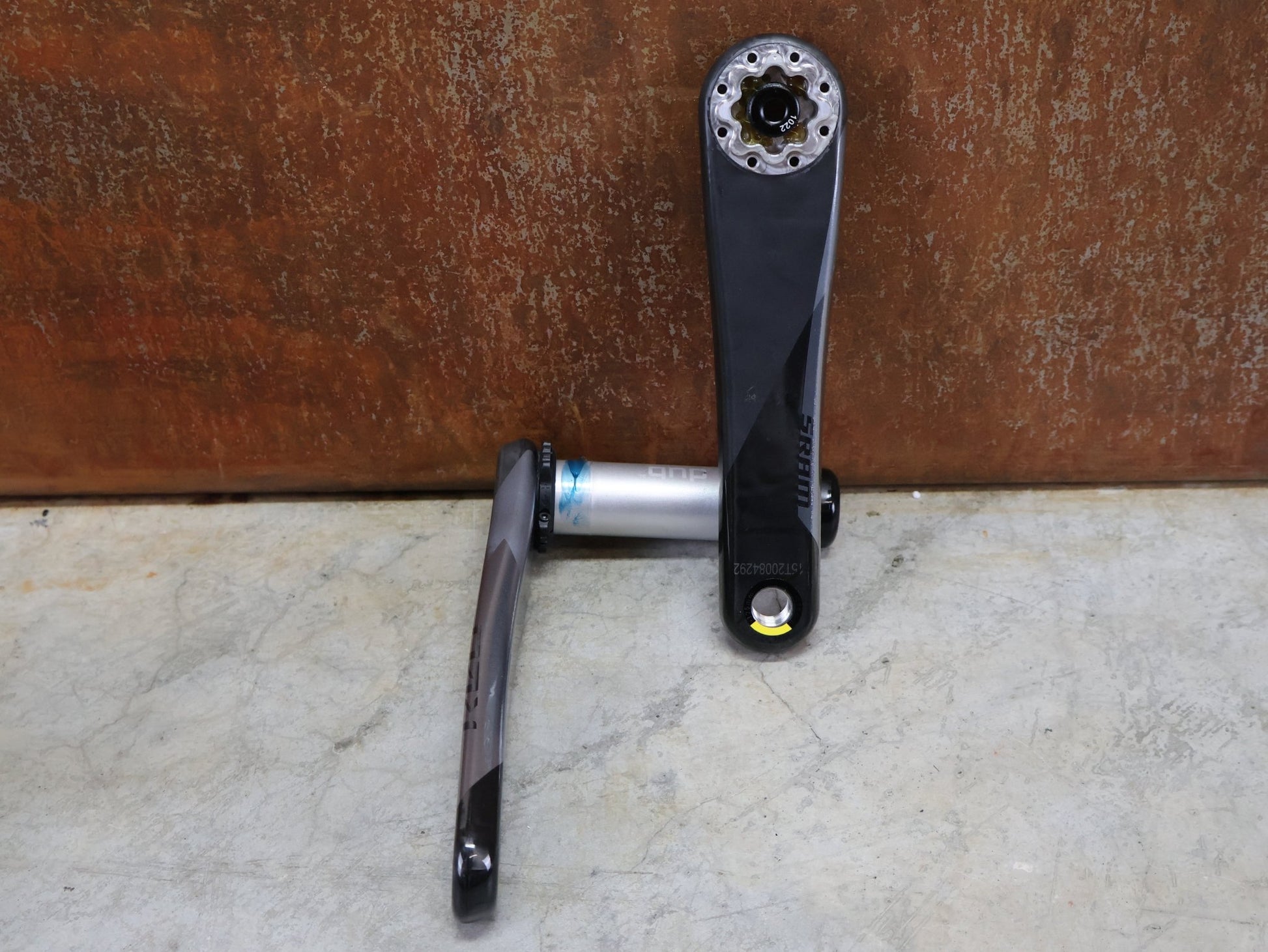 Kurbel von Sram, SRAM RED AXS D1 KURBELARME DUB 8 - BOLT 175 MM vor USEDBIKES - OB.DE Hintergrund