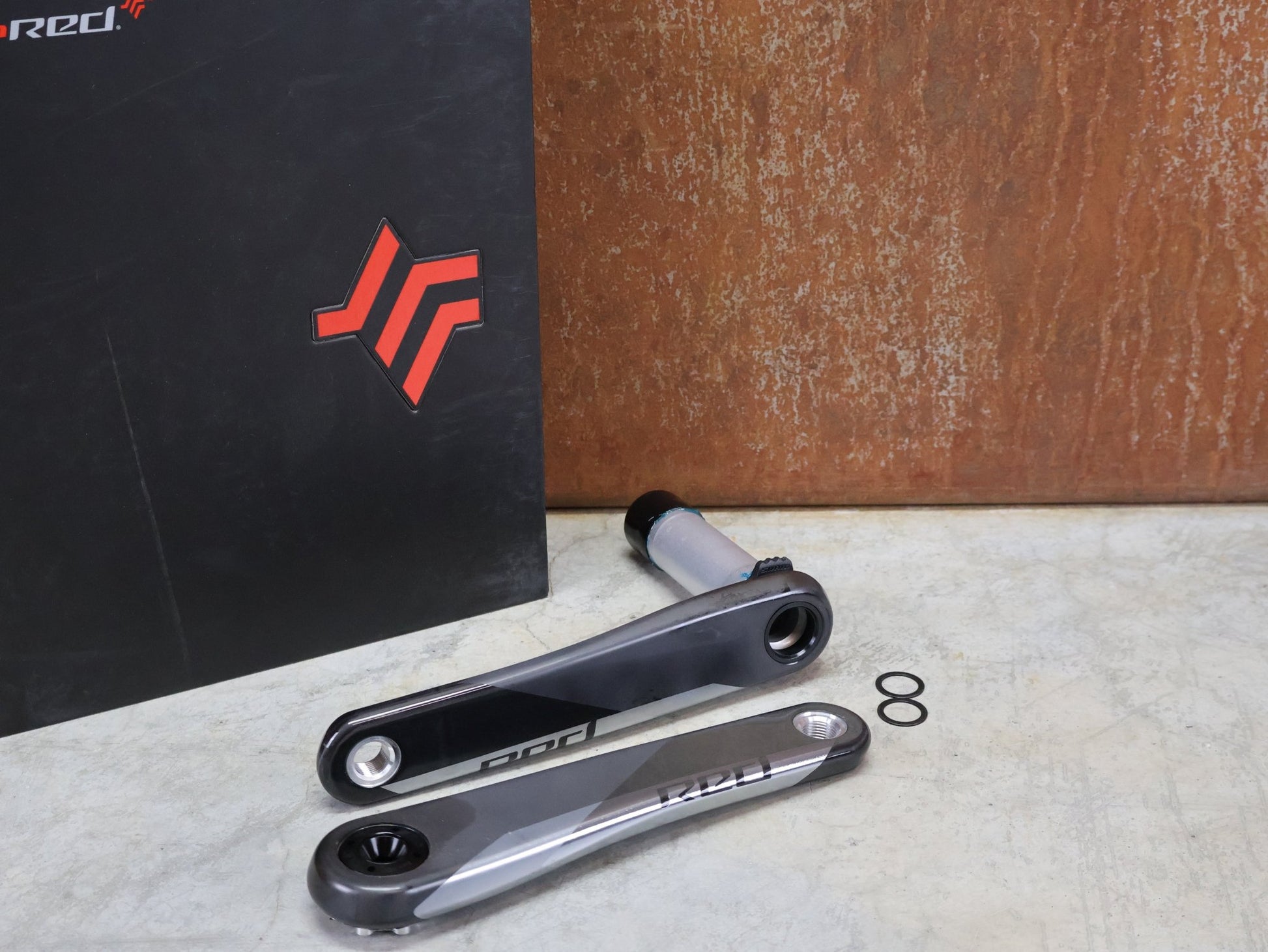 Kurbel von Sram, SRAM RED AXS D1 KURBELARME DUB 8 - BOLT 175 MM vor USEDBIKES - OB.DE Hintergrund