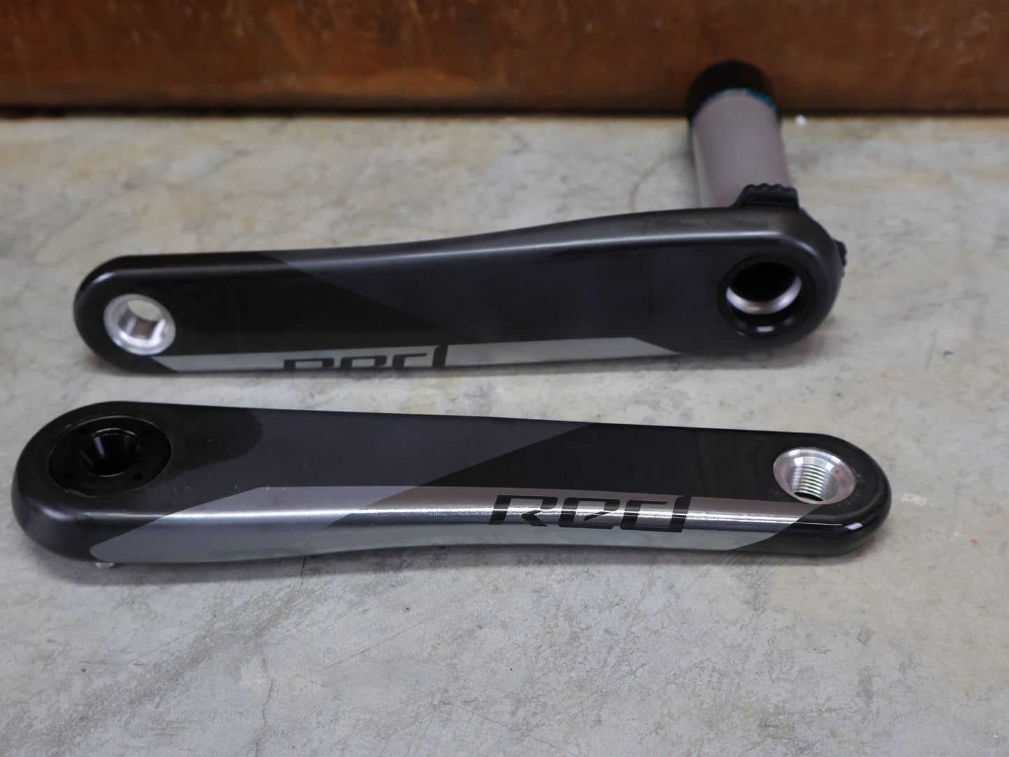 Kurbel von Sram, SRAM RED AXS D1 KURBELARME DUB 8 - BOLT 175 MM vor USEDBIKES - OB.DE Hintergrund