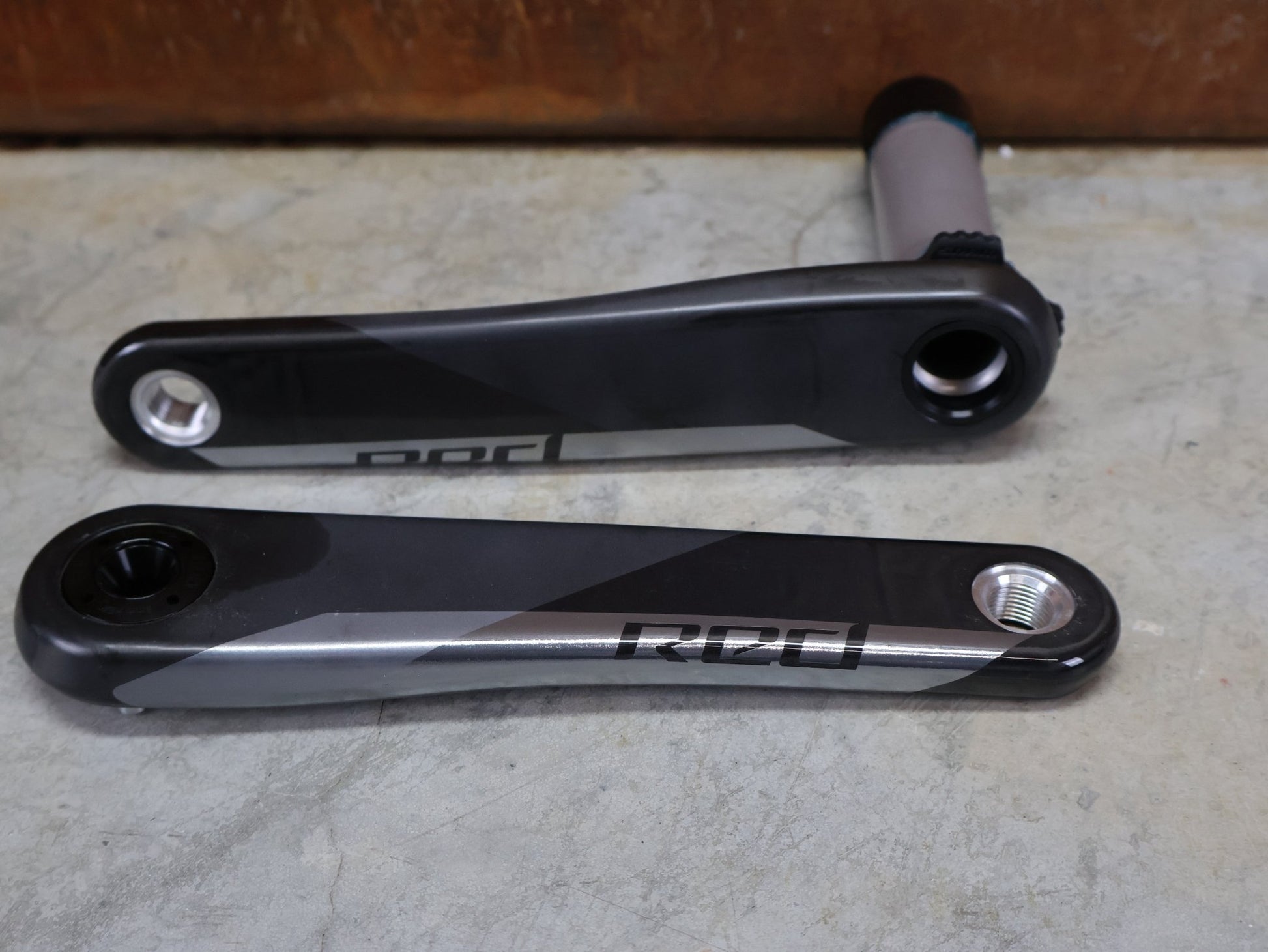 Kurbel von Sram, SRAM RED AXS D1 KURBELARME DUB 8 - BOLT 175 MM vor USEDBIKES - OB.DE Hintergrund