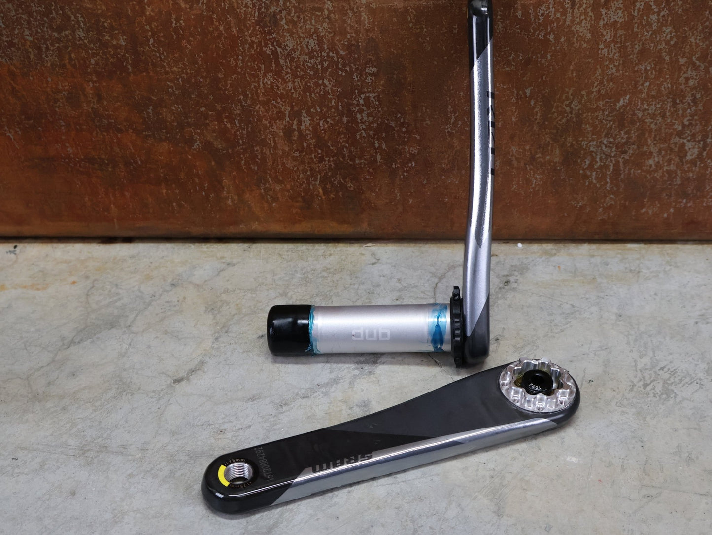 Kurbel von Sram, SRAM RED AXS D1 KURBELARME DUB 8 - BOLT 175 MM vor USEDBIKES - OB.DE Hintergrund