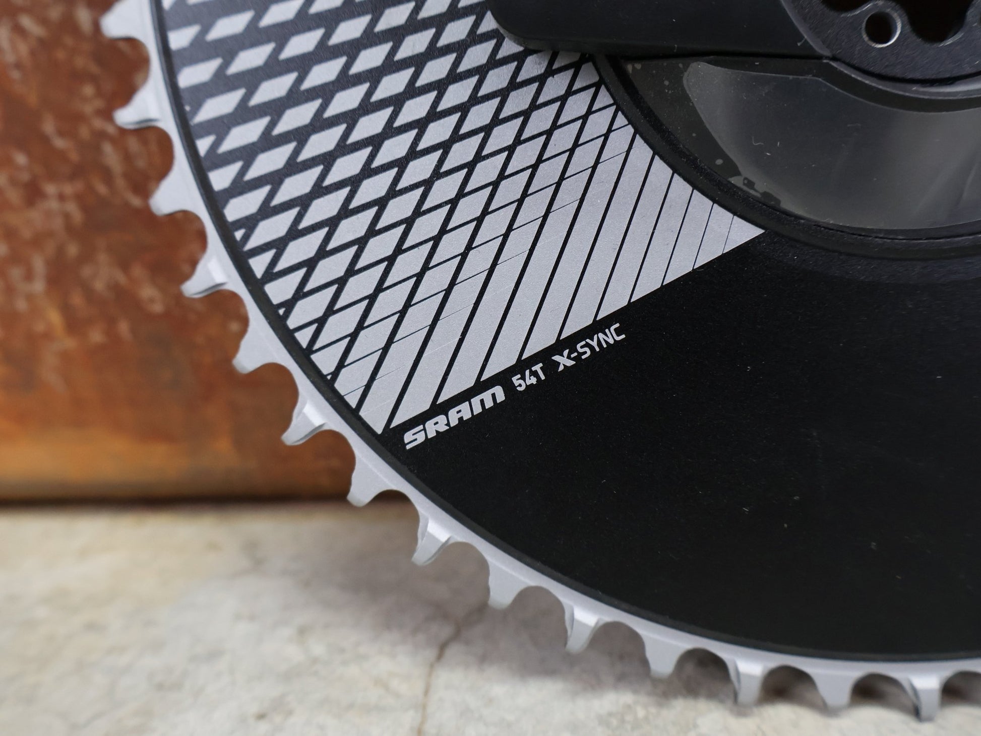 Kettenblatt von Sram, SRAM – RED AXS D1 POWER SENSOR KIT / POWERMETER / 54 ZÄHNE / 1 FACH / QUARQ DZERO vor USEDBIKES - OB.DE Hintergrund